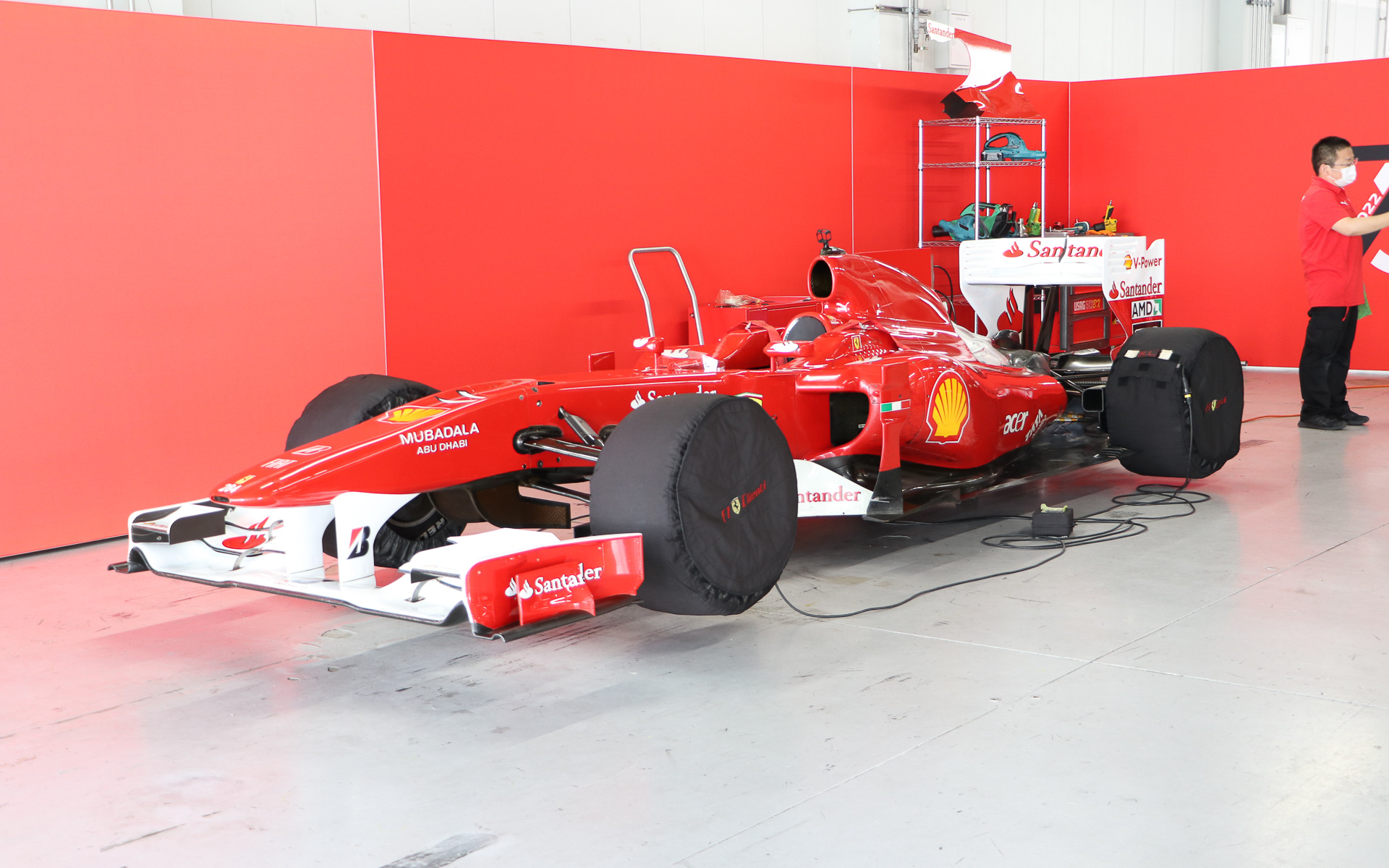 フェラーリではF1マシンも販売していて、フェラーリが全面サポートしながらオーナーはその走りを楽しむことができるようになっている。大きく破損した場合などはイタリアへ送って修復するが、日々のメンテナンスは国内で行なっているという