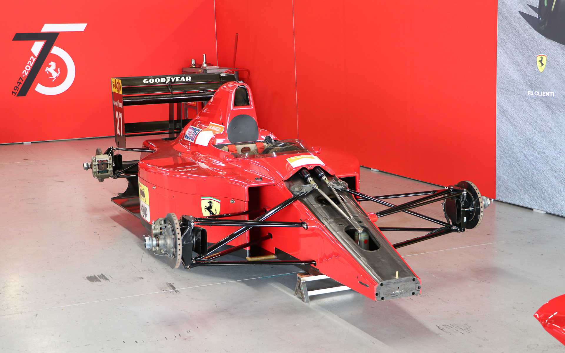 フェラーリではF1マシンも販売していて、フェラーリが全面サポートしながらオーナーはその走りを楽しむことができるようになっている。大きく破損した場合などはイタリアへ送って修復するが、日々のメンテナンスは国内で行なっているという