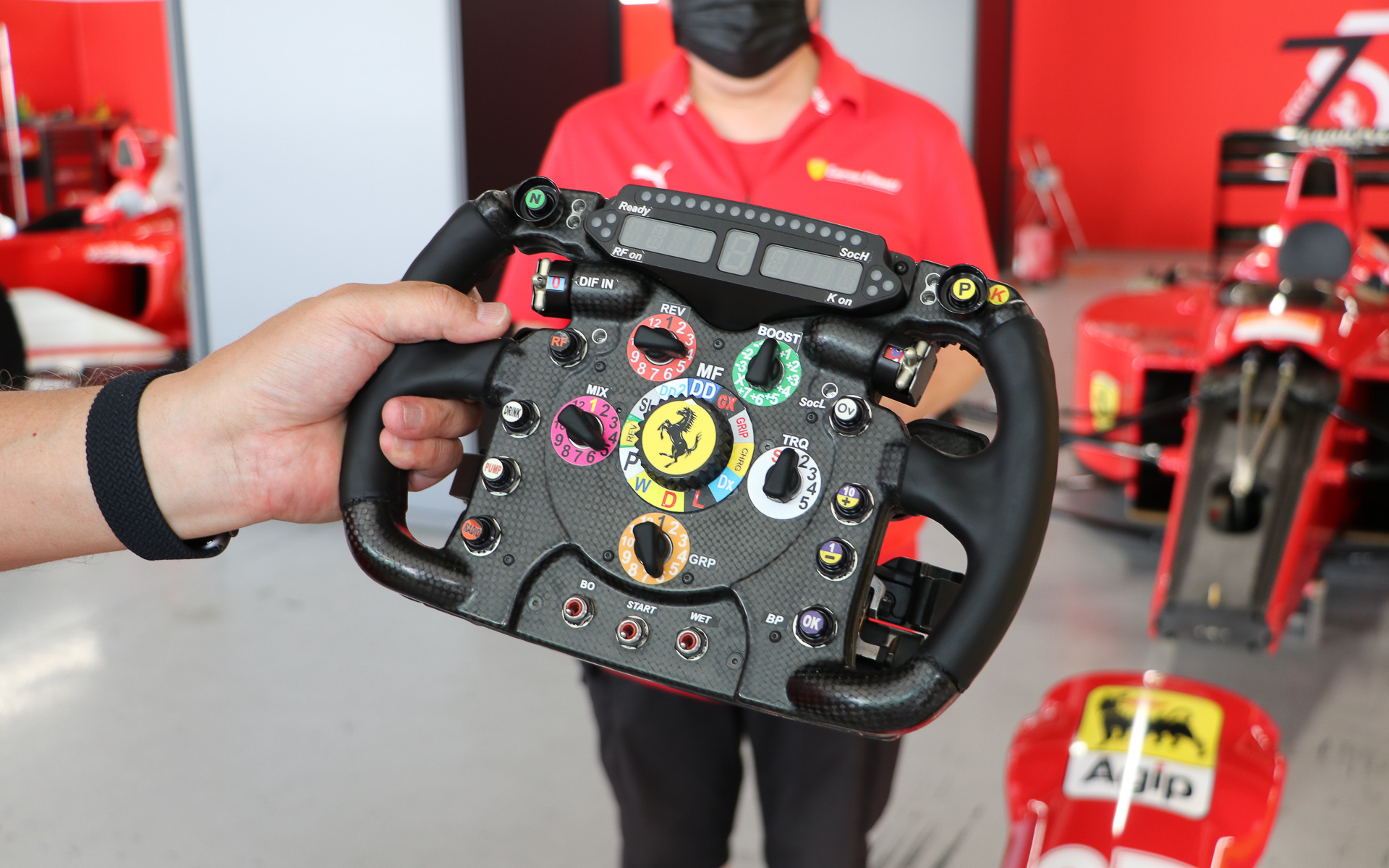 F1のステアリング。パドルシフトを初めて採用したのはフェラーリで、そのあと他メーカーも追従したという