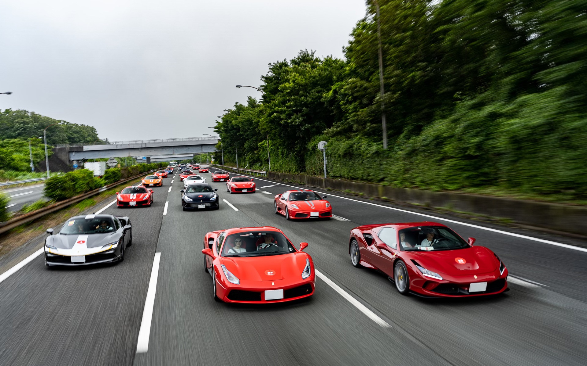 東京から鈴鹿へ移動する75台のフェラーリ