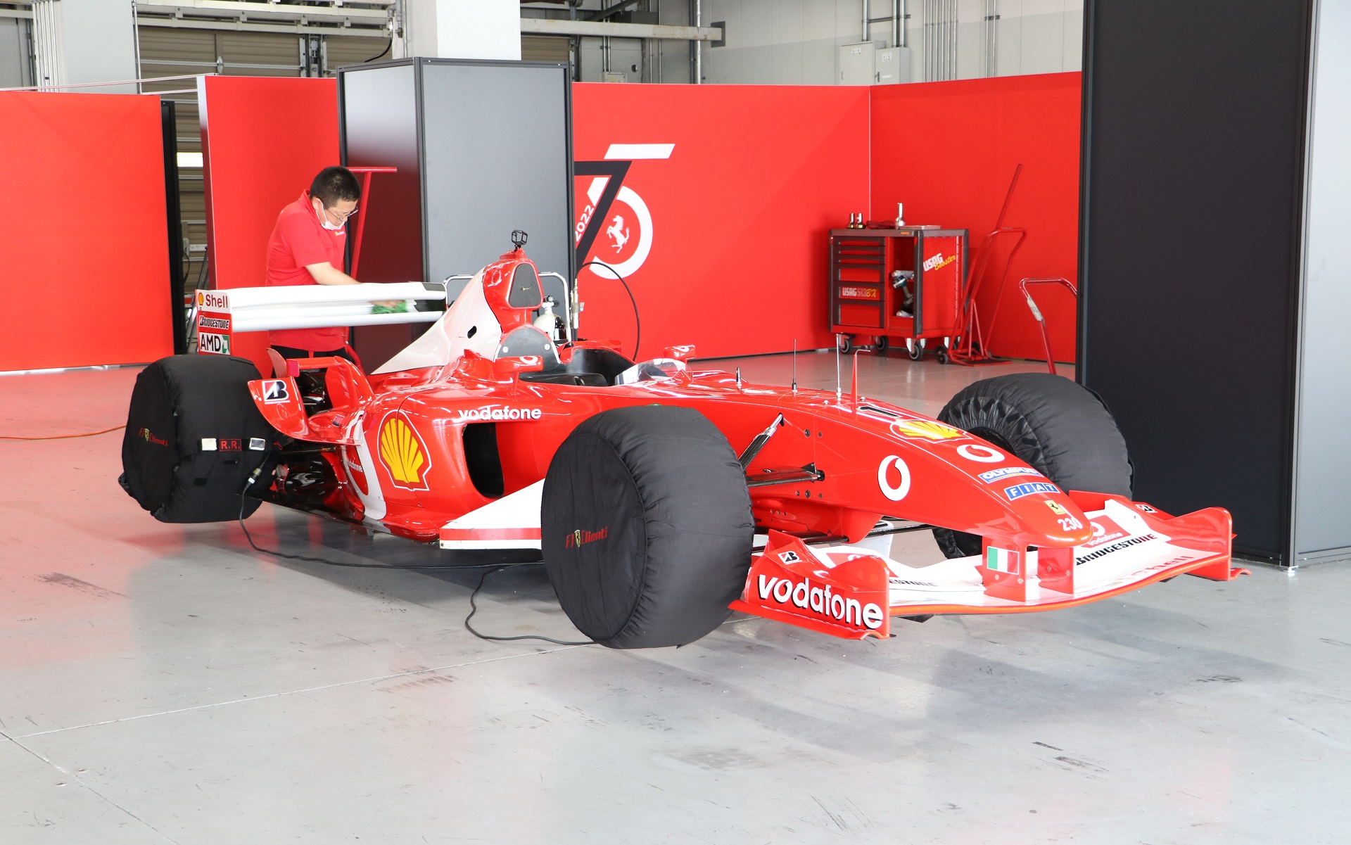 フェラーリではF1マシンも販売していて、フェラーリが全面サポートしながらオーナーはその走りを楽しむことができるようになっている。大きく破損した場合などはイタリアへ送って修復するが、日々のメンテナンスは国内で行なっているという