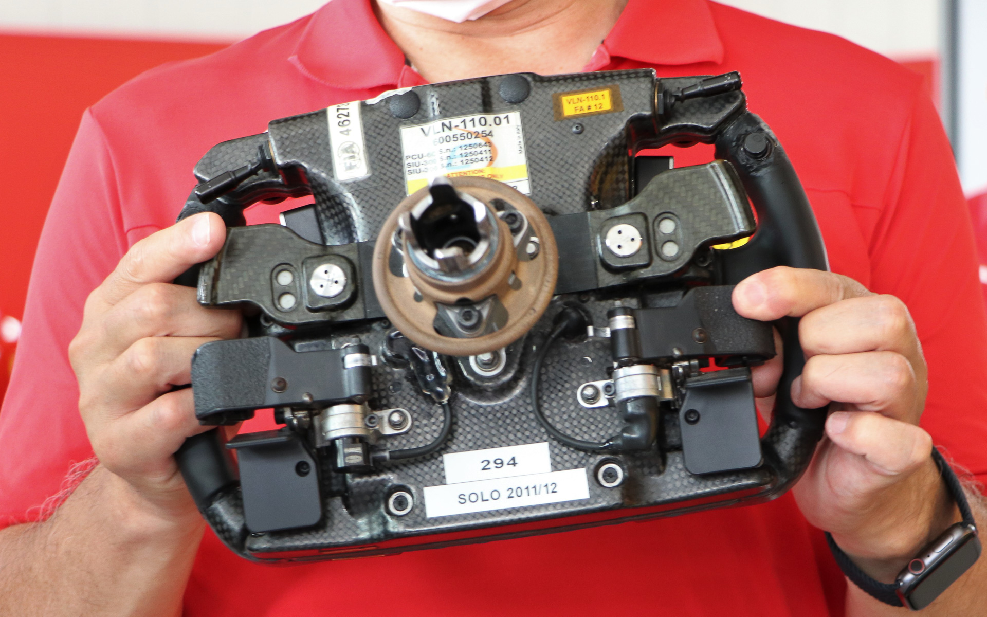 ステアリングの裏側。上がパドルシフトで、下は左右ともクラッチ。F1は指でクラッチ操作をしているという。ただ、使用するのは発進時のみ