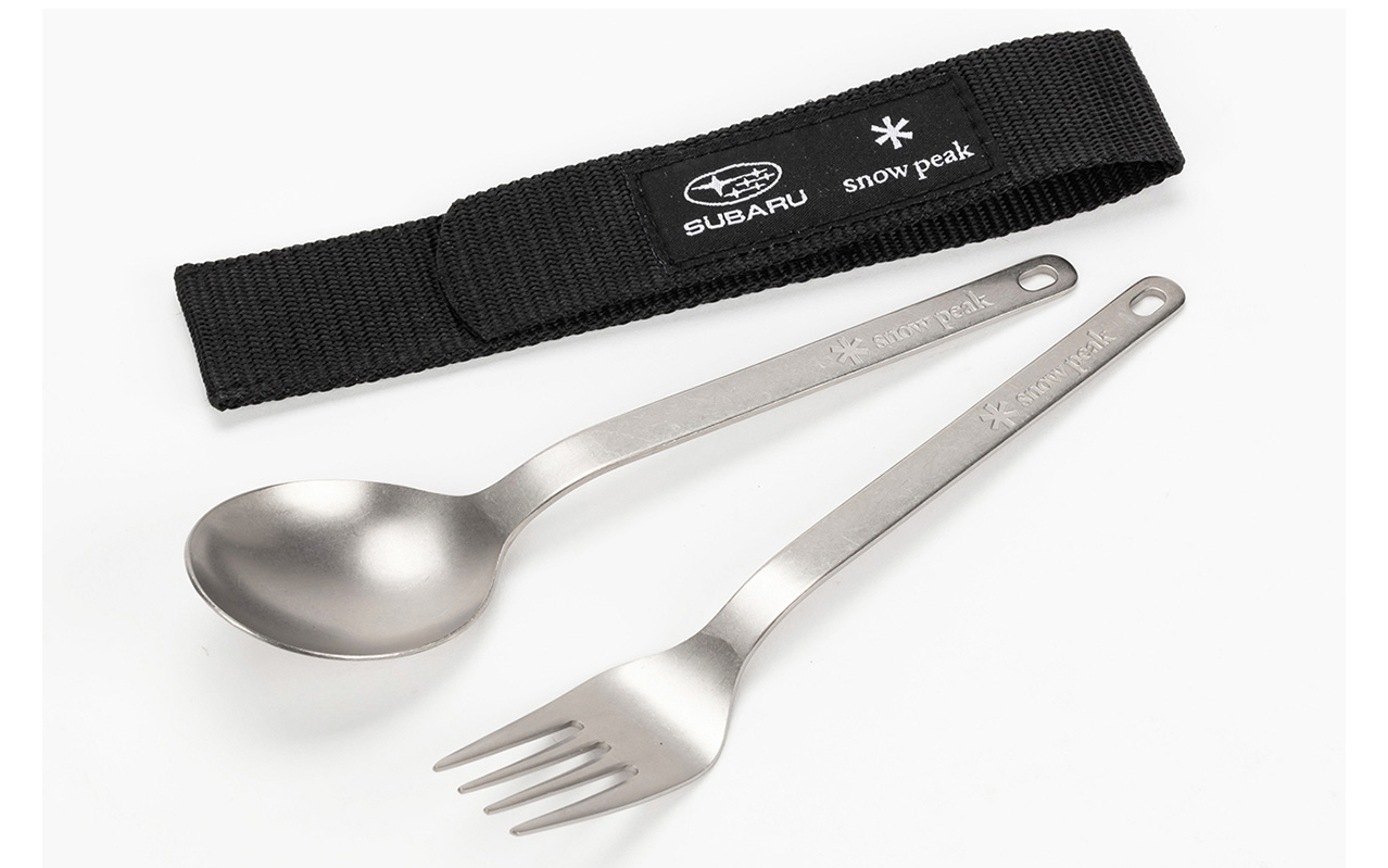 スノーピークとスバルのダブルネームが入ったオリジナルノベルティ「ワッパー武器2本セット」をプレゼント