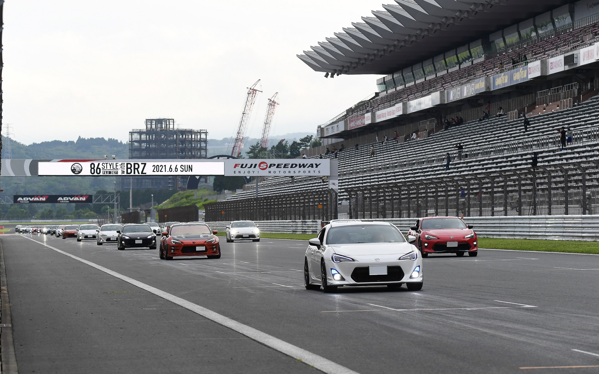 富士スピードウェイにて「FUJI 86・BRZ STYLE 2022」が7月24日開催される。※画像は2021年6月6日のパレードランの様子