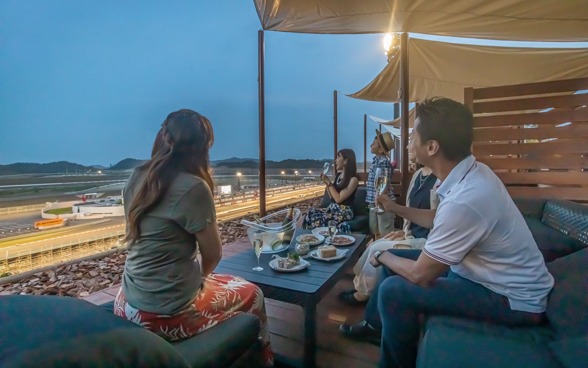 家族や仲間でゆったり観覧できる1コーナーテラススカイデッキの利用イメージ