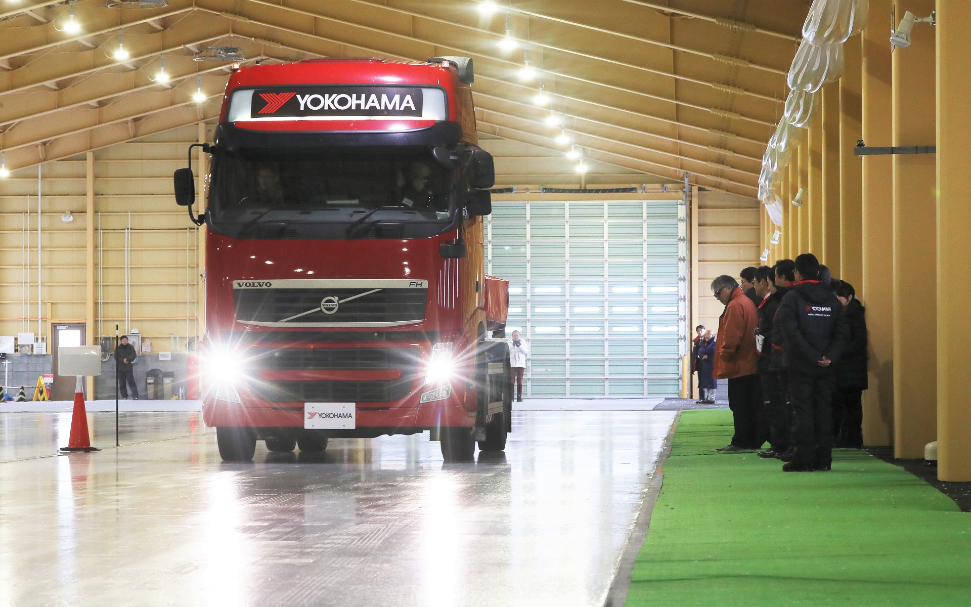 冷媒装置を導入した屋内氷盤試験場での走行テスト（イメージ）