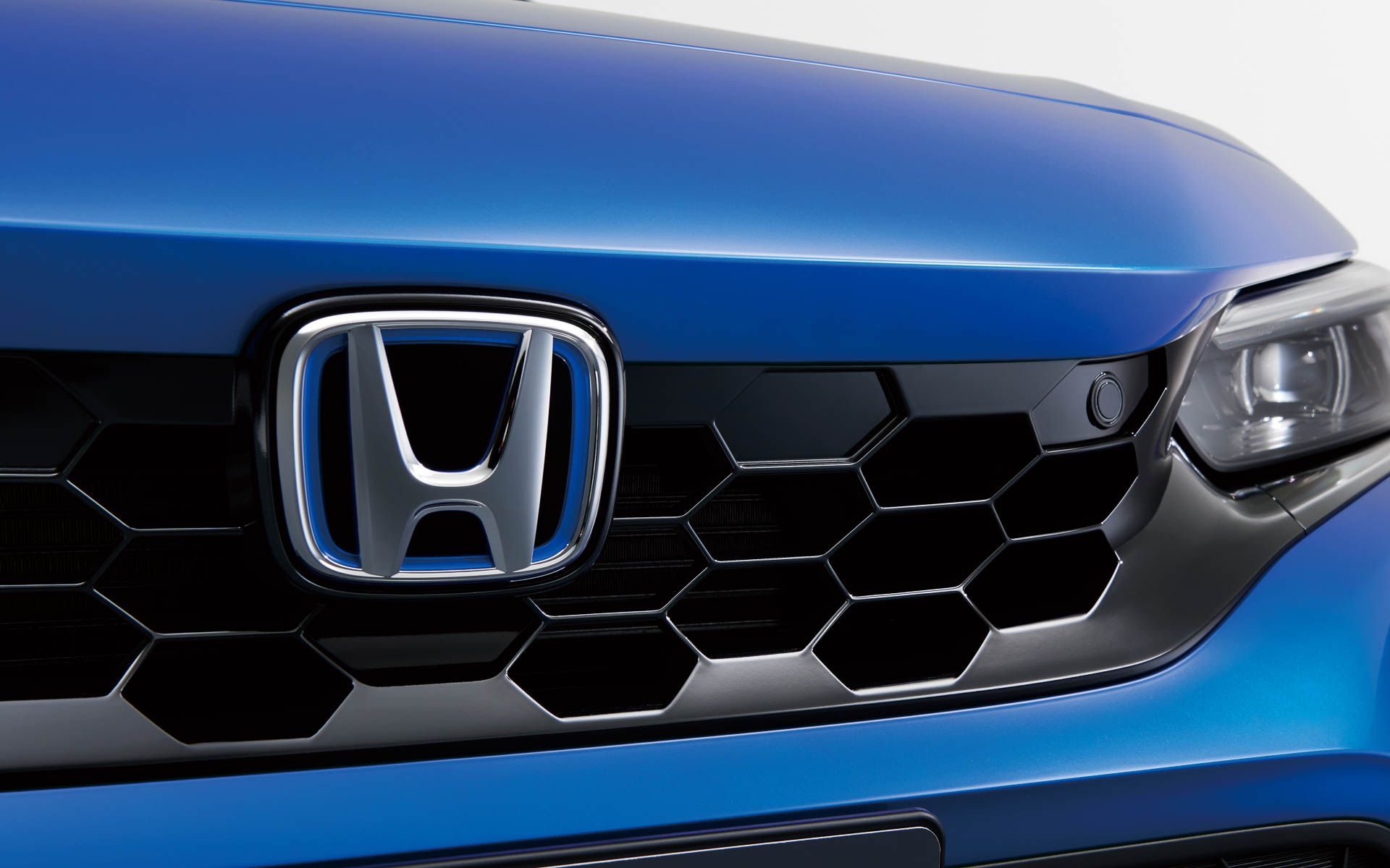 エクステリアデザインはガソリンモデルとほぼ同等としつつ、フロントとリアの“H”エンブレムをブルーに変更。グリルやサッシュ、ドアミラーをグロスブラック化した