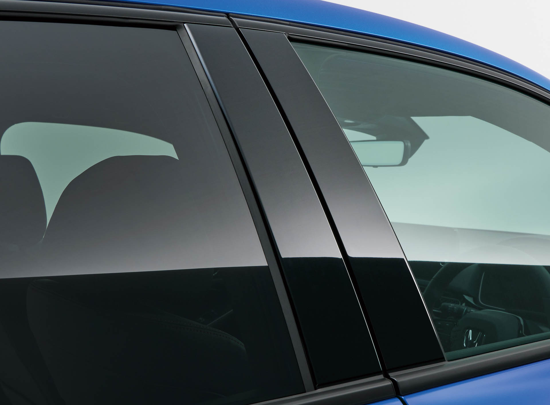 エクステリアデザインはガソリンモデルとほぼ同等としつつ、フロントとリアの“H”エンブレムをブルーに変更。グリルやサッシュ、ドアミラーをグロスブラック化した