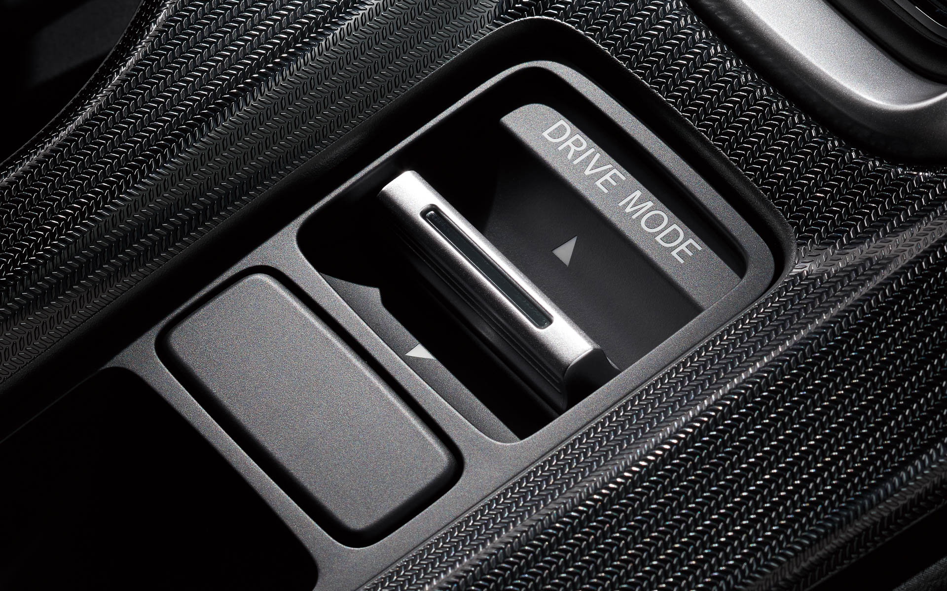 ドライブモードはトグルスイッチでの切り替え。好みに応じた設定ができる「INDIVIDUAL」、ダイレクトで力強い走りの「SPORT」、リニアで軽快な走りの「NORMAL」、スムーズ＆エコドライブが可能な「ECON」の4種類を設定。駆動力特性や空調、ステアリングアシスト量などを変更できる