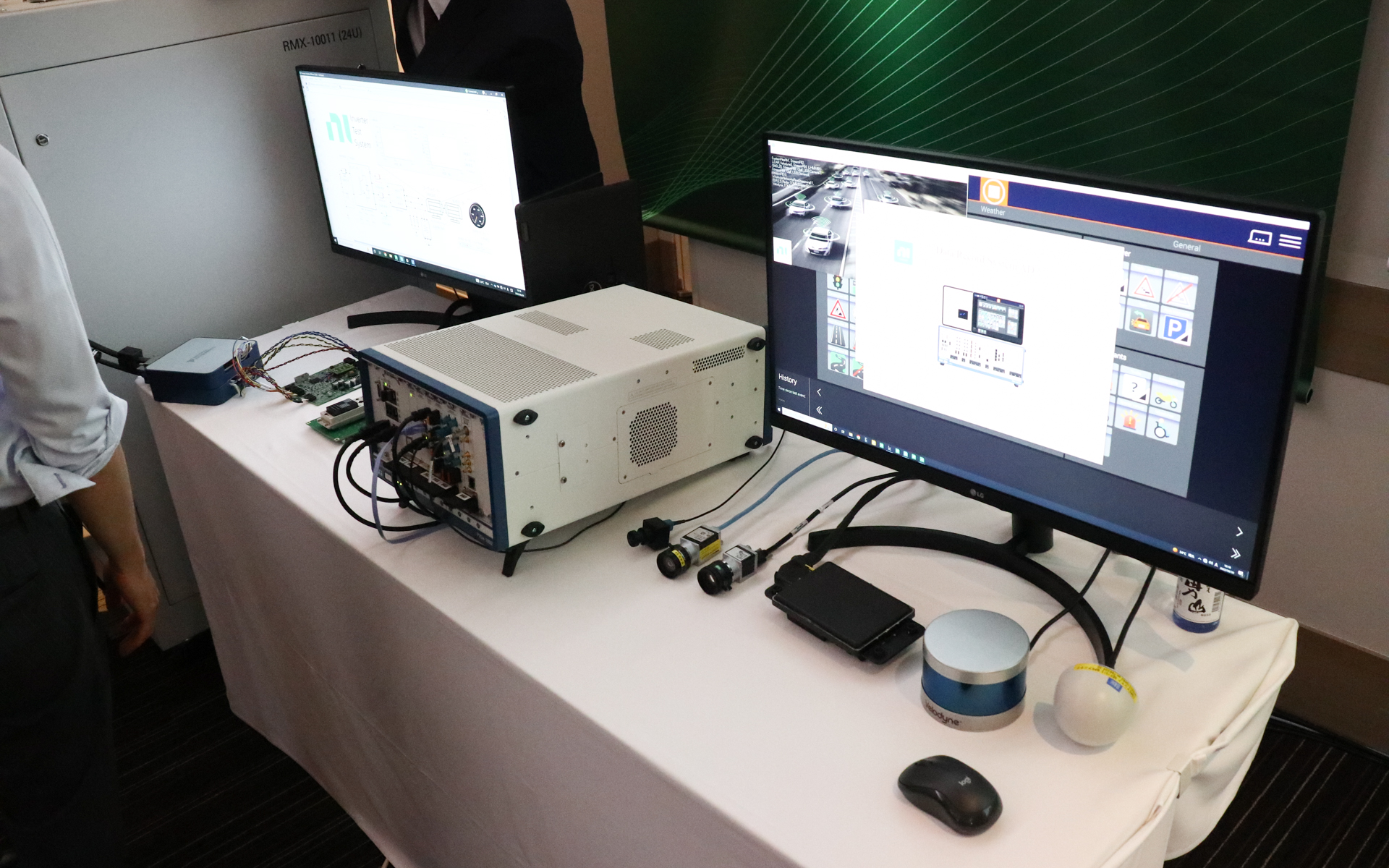 「Co-Engineering Lab」の機器の一部が会場に持ち込まれ、ラボの様子が一部再現された