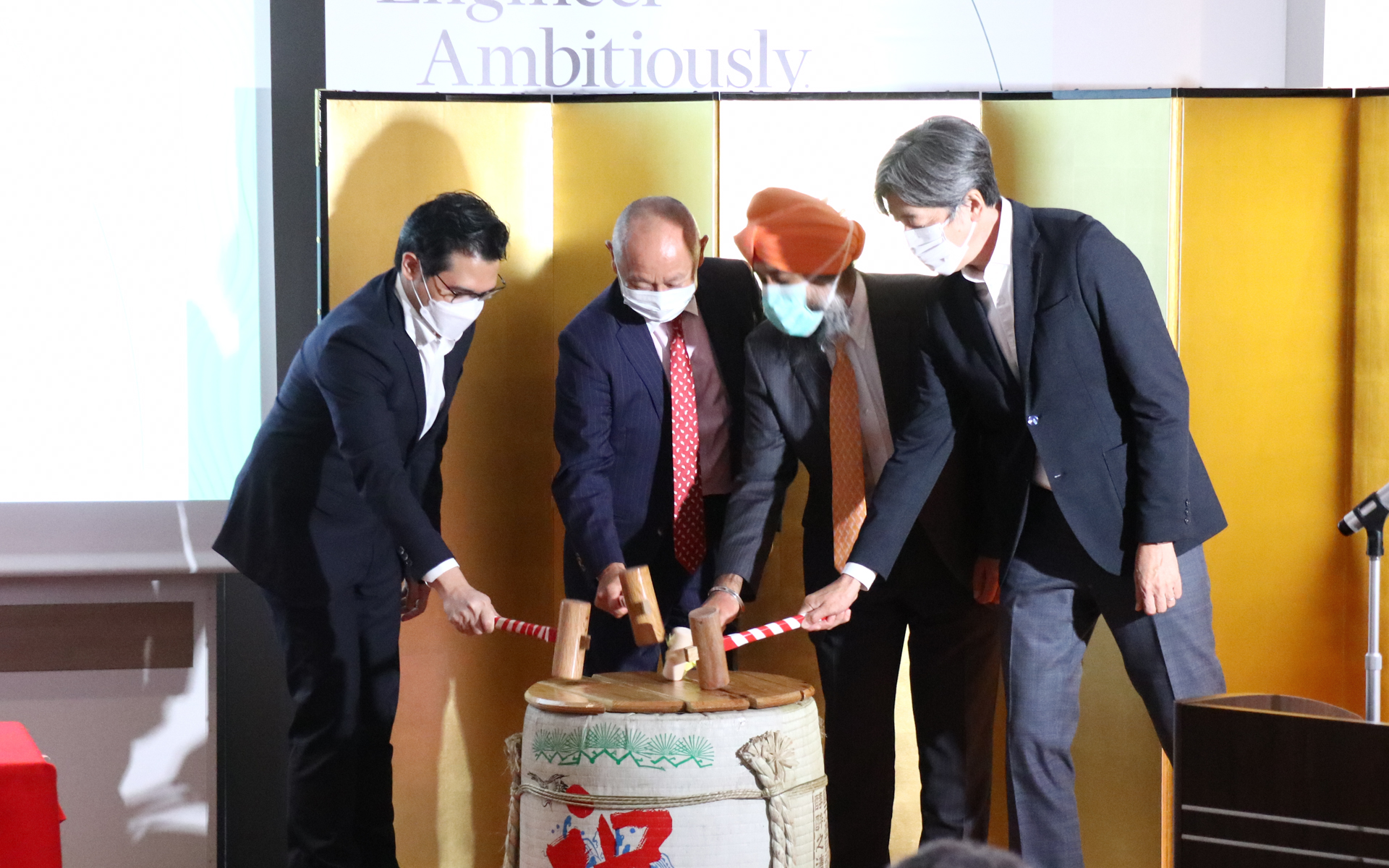 最後に鏡割りをしてCo-Engineering Labのオープンを宣言した