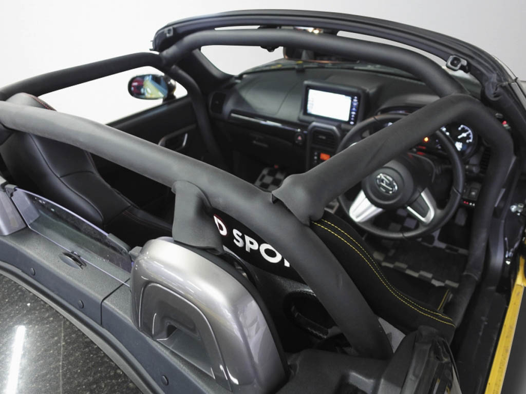 6点式の装着イメージ。写真は撮影のためにオープンにし、リアバーを外した状態のもの。リアバーを装着するとオープンにはできなくなる