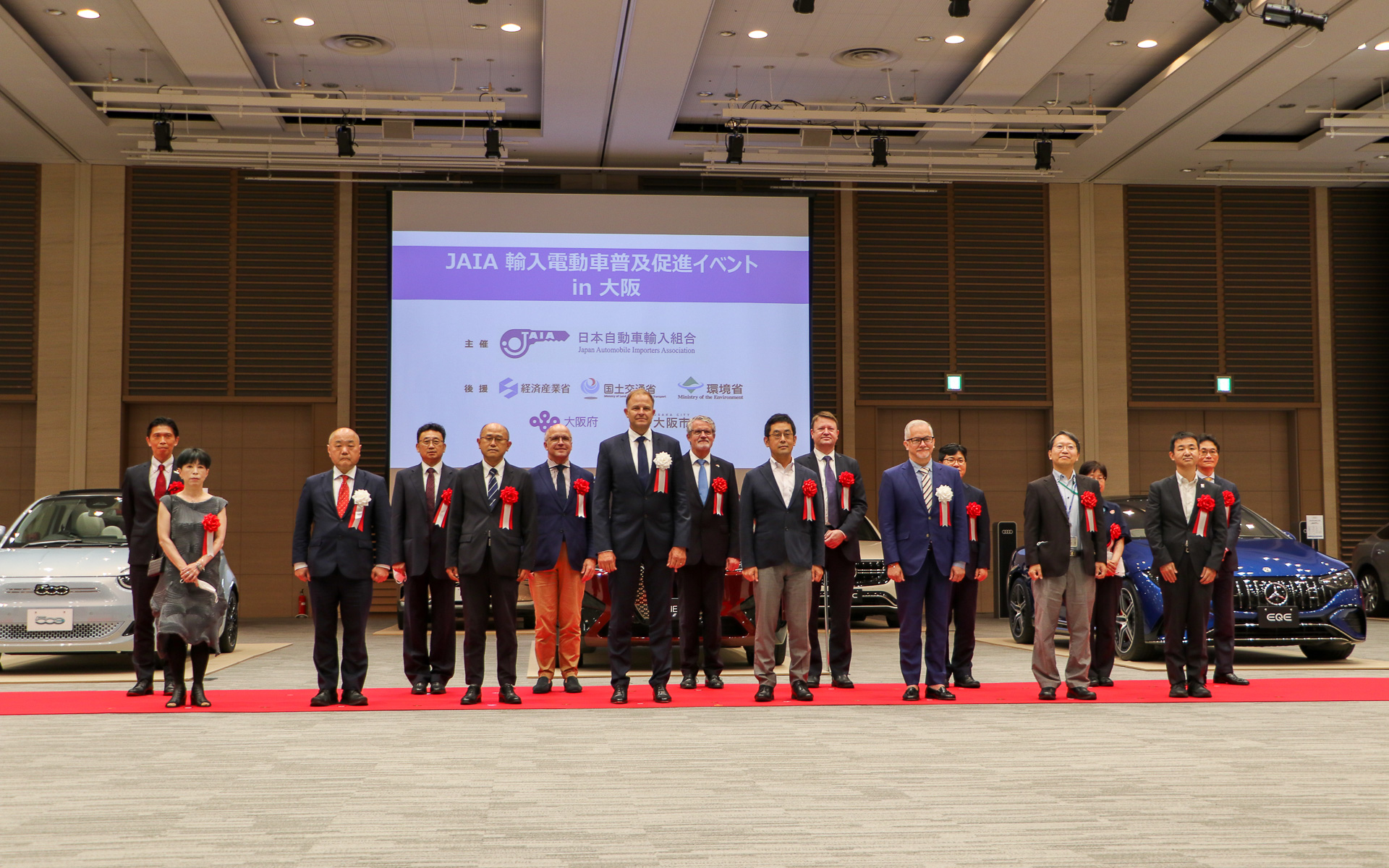 JAIAが大阪にて関西エリア初となる「輸入電動車普及促進イベントin大阪」を開催し、出展自動車メーカーや後援している経産省、国交省、環境省、大阪府などの担当者らが列席した