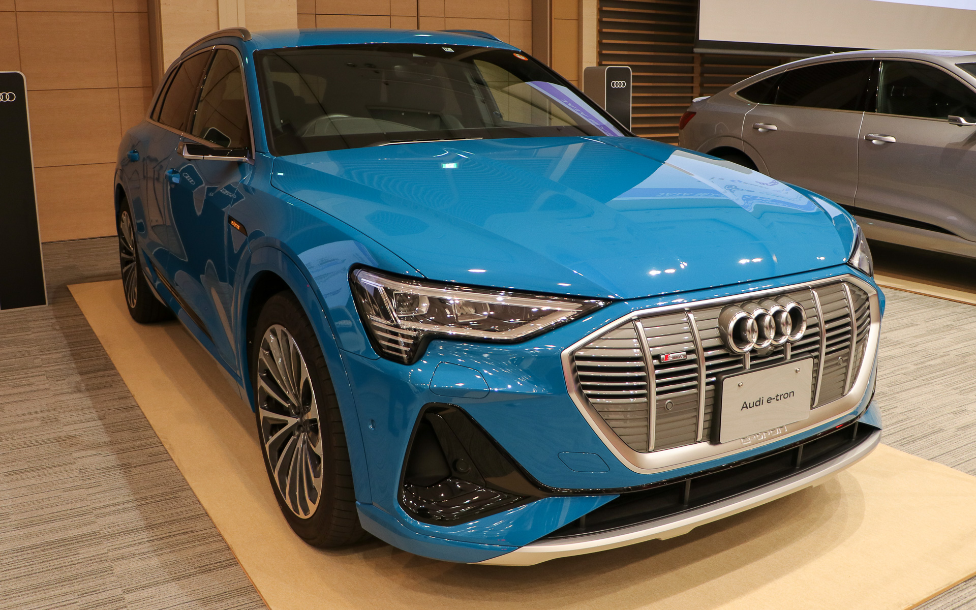 アウディ　e-tron