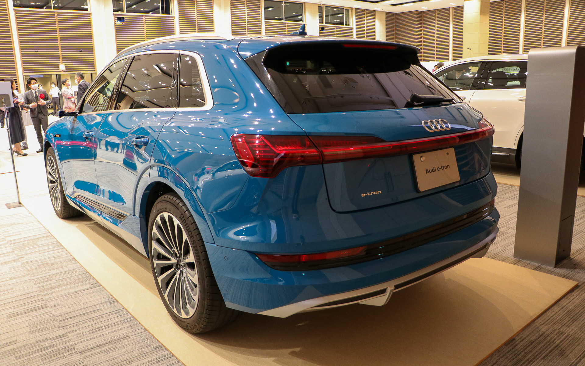 アウディ　e-tron