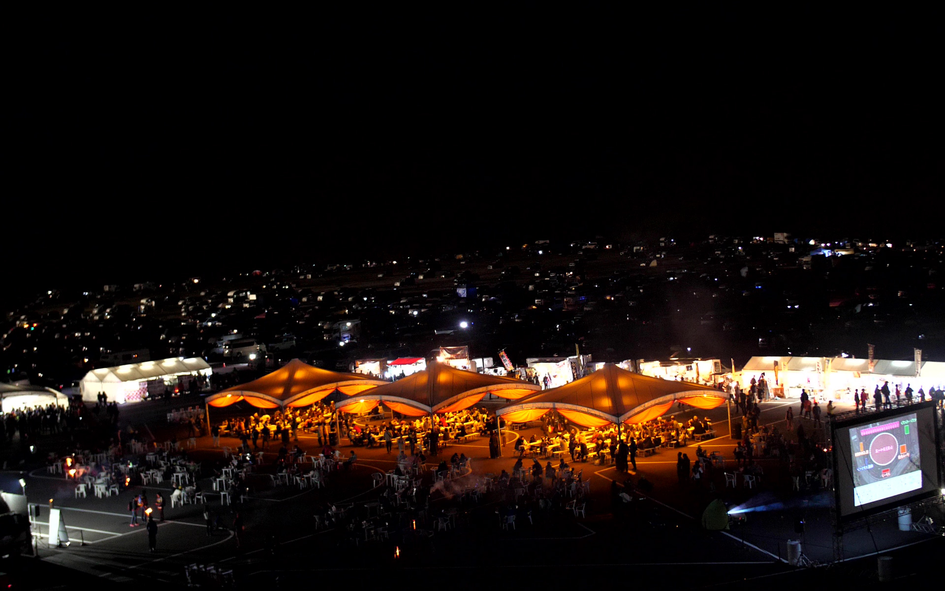 飲食ブースやテントエリアを中心としたイベント会場