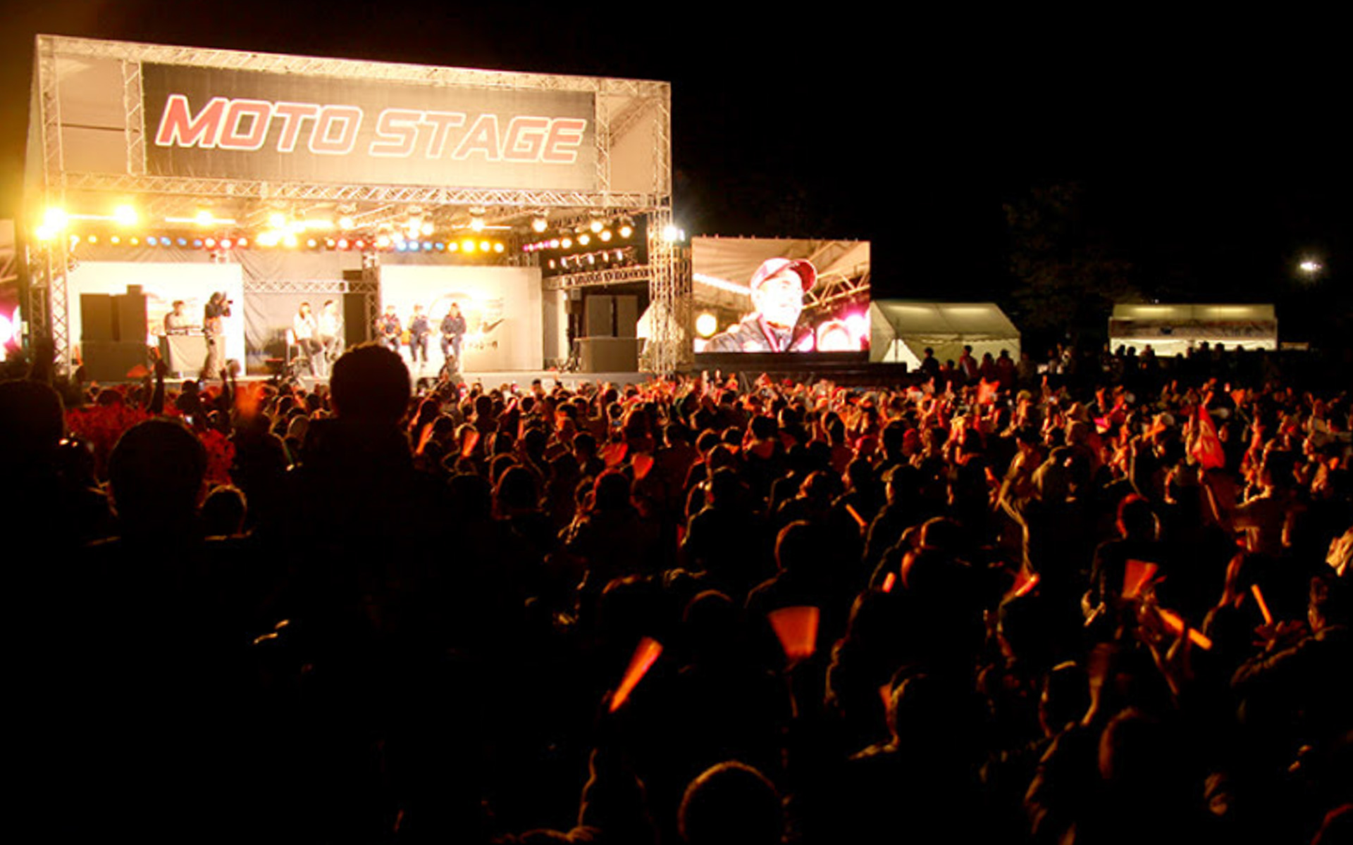 トークショーなど前夜祭イベントを開催