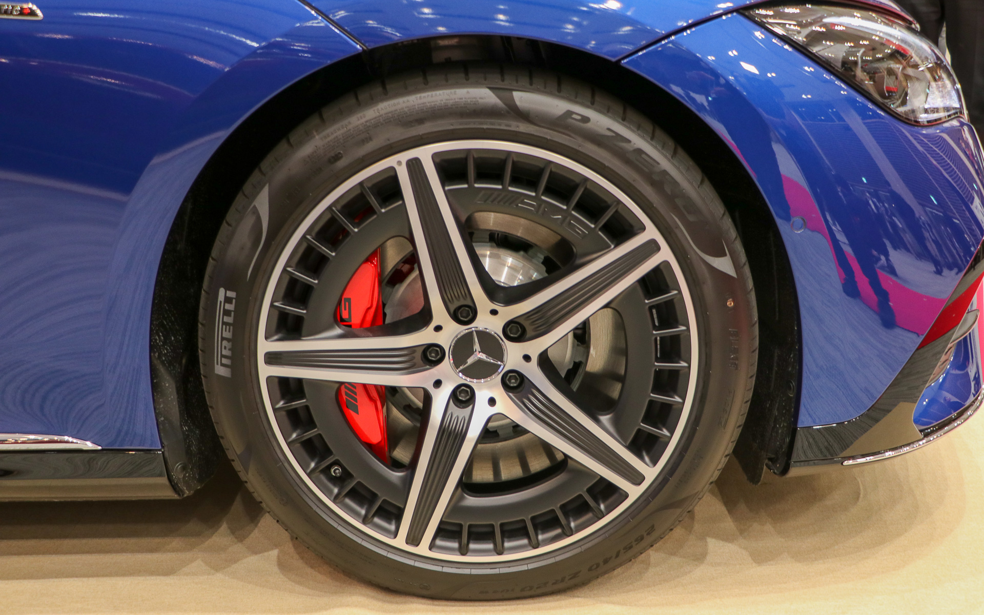 タイヤはピレリの「P ZERO EV」でサイズは265/40ZR20を履く