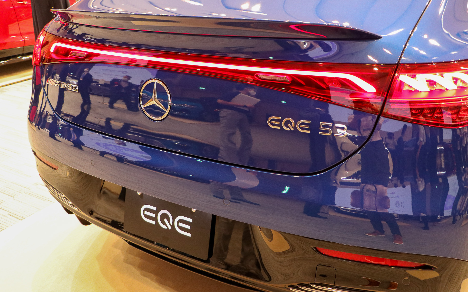 左側に「AMG」、右側に「EQE 53」のエンブレムを装着