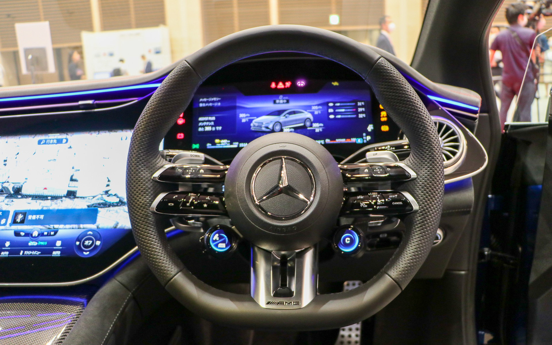 ステアリングはツインの3本スポーク。上側のスポークはメーター表示を変更するスイッチで、下側はACC（オートクルーズ）やオーディオ関連のスイッチ