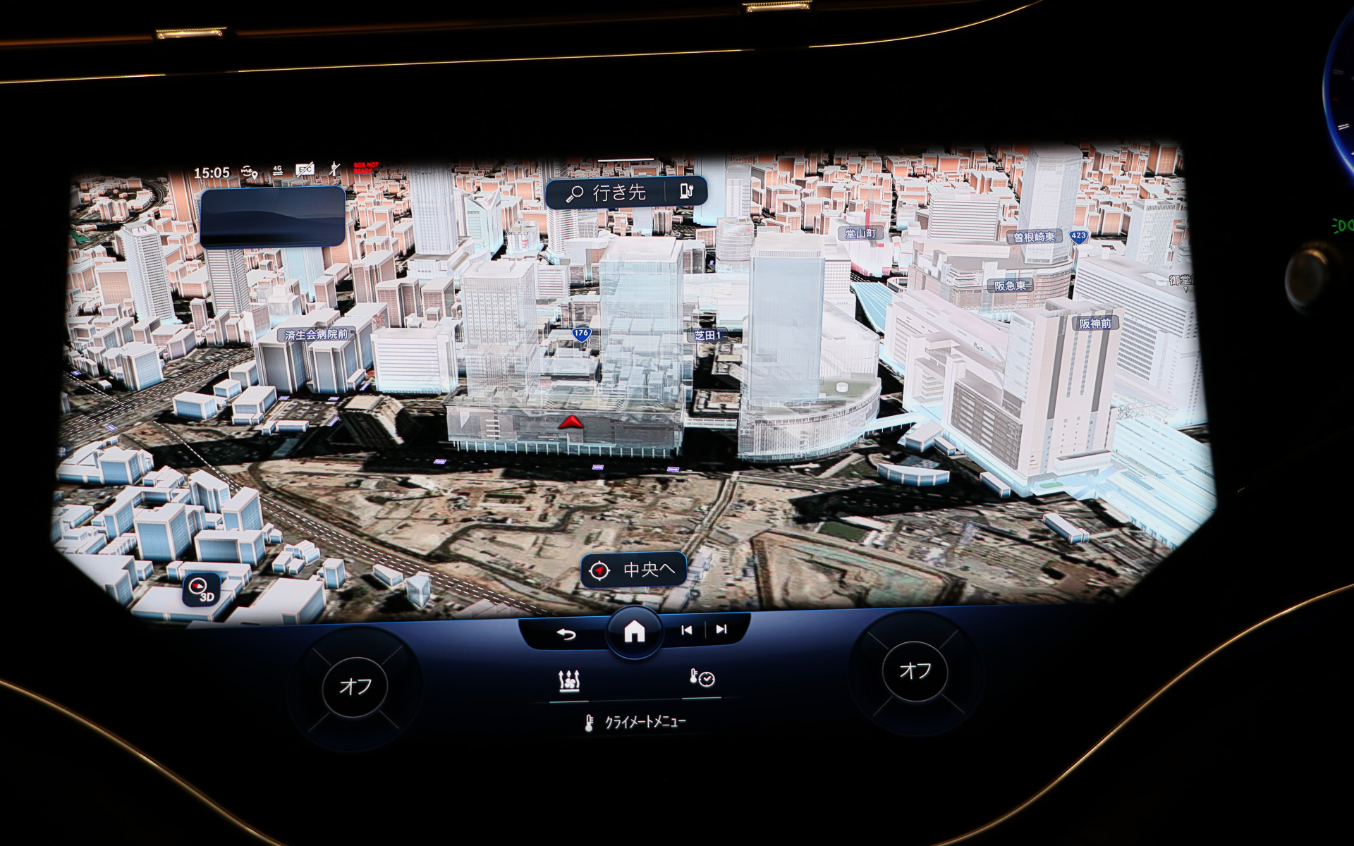 中央部のディスプレイがもっとも大きい。写真は地図表示
