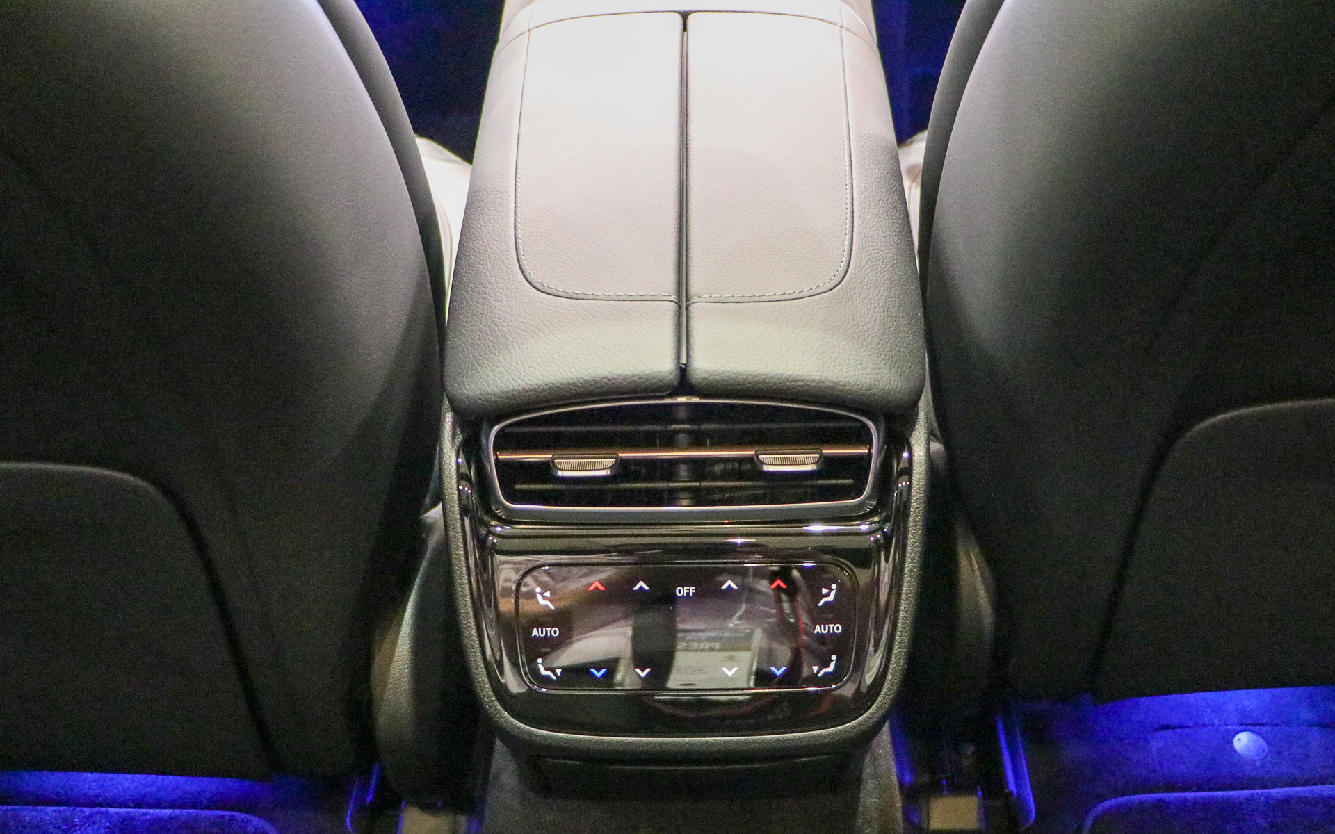 センターコンソール後席側