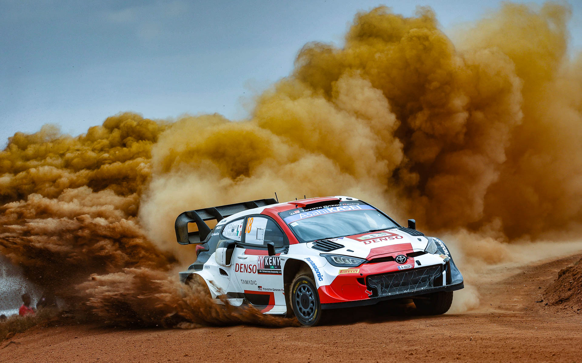 ヤリスラリー1。猛烈で細かいダストを巻き上げて快走する勝田選手（写真はプレスリリースから）