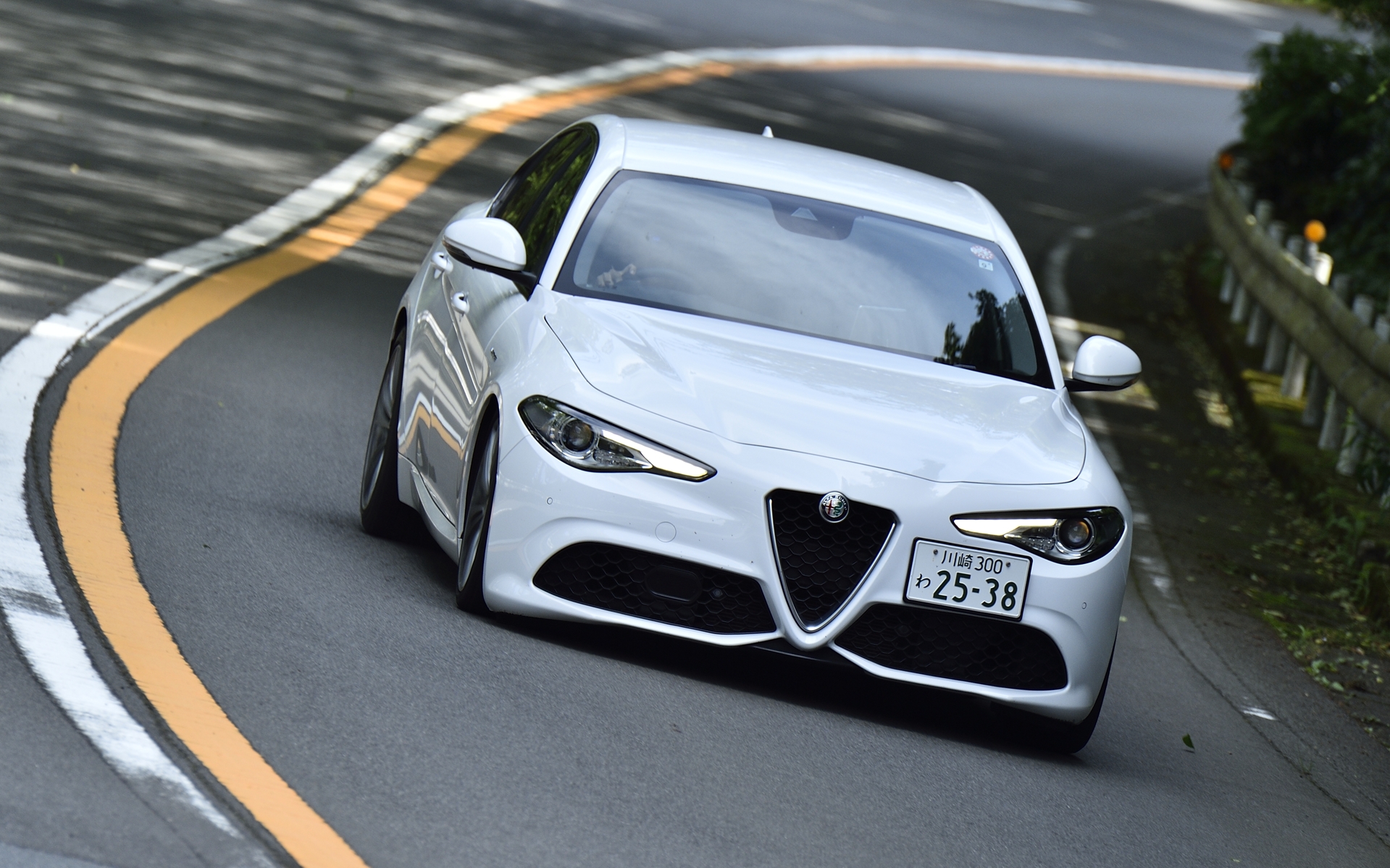 アルファ ロメオ「ジュリア」の装着タイヤサイズは、フロントが225/45ZR18、リアが255/40ZR18