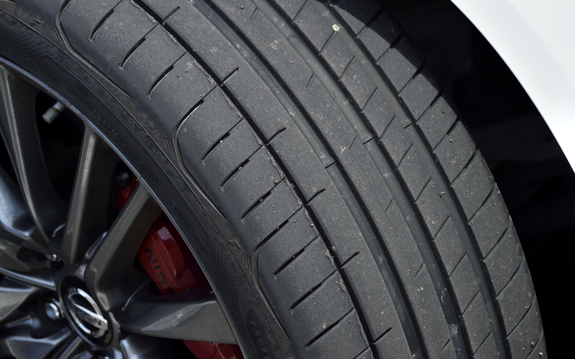 箱根のワインディングロードで2日間たっぷりと試乗されてもバランスよく摩耗しているトレッド面だった