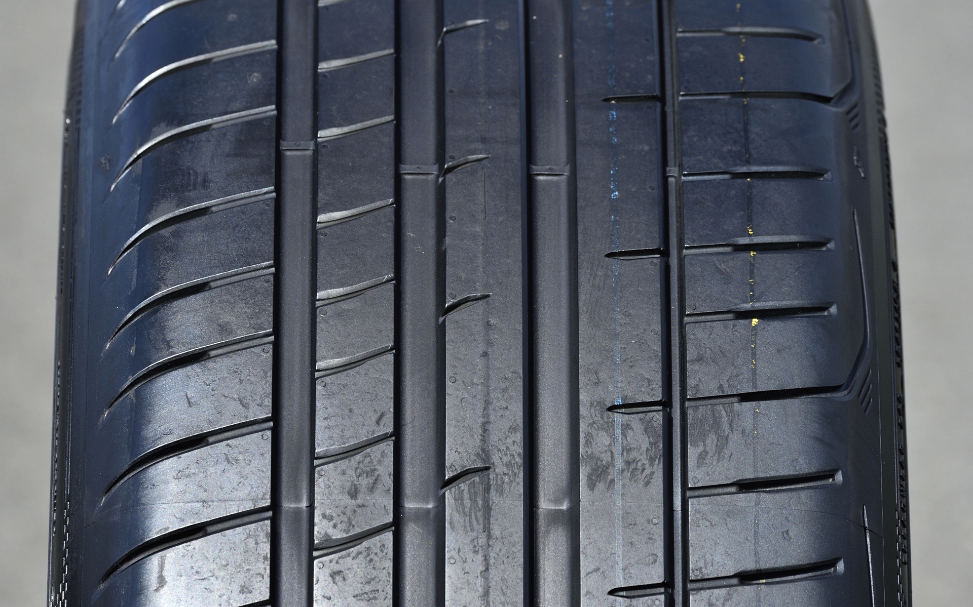 コーナリング時の接地面積を拡大させるためショルダーブロックを大型化させている