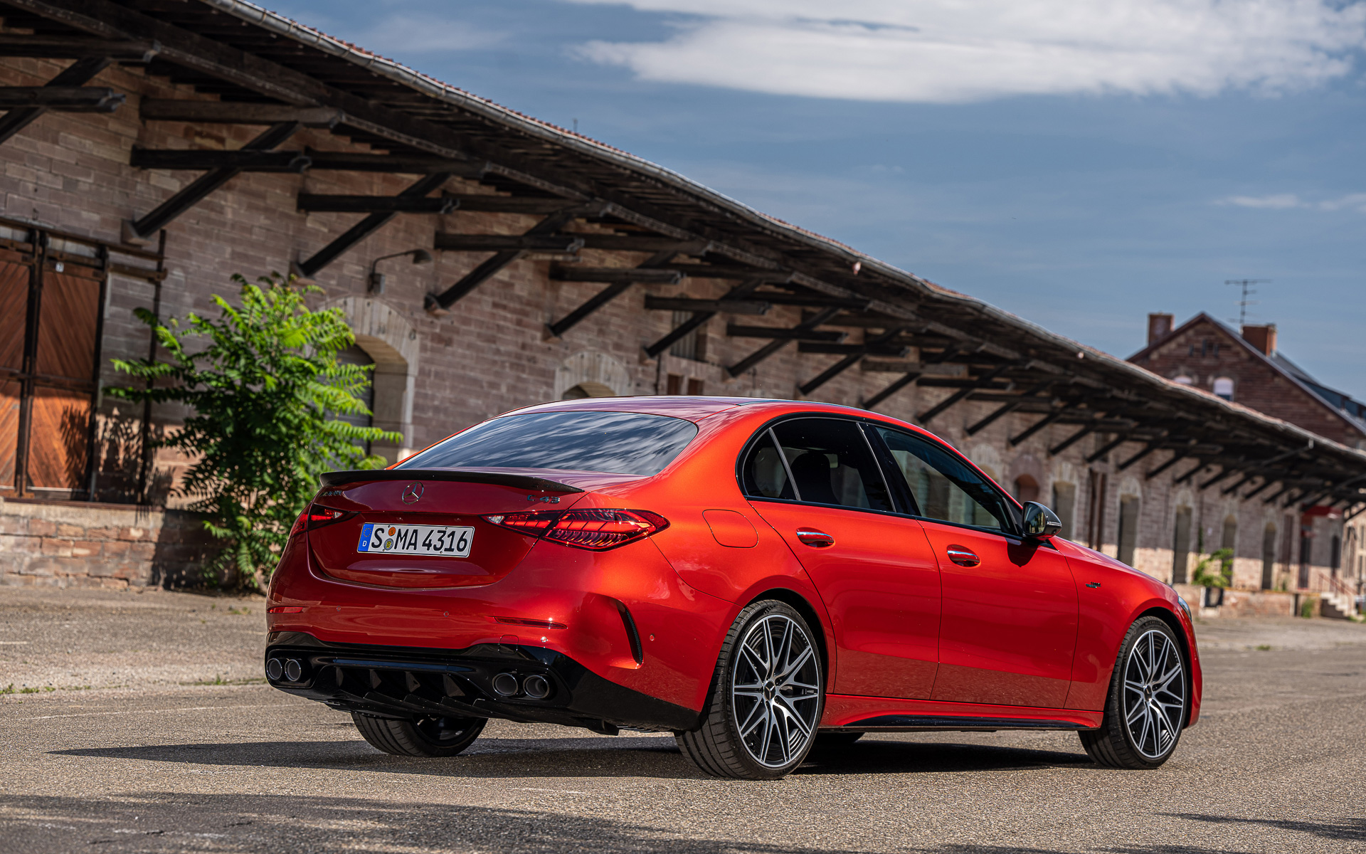 新型メルセデスAMG C 43 4MATICのボディサイズは4791×1824×1450mm（全長×全幅×全高）、ホイールベースは2865mm。試乗車はオプションの20インチアルミホイールを装着