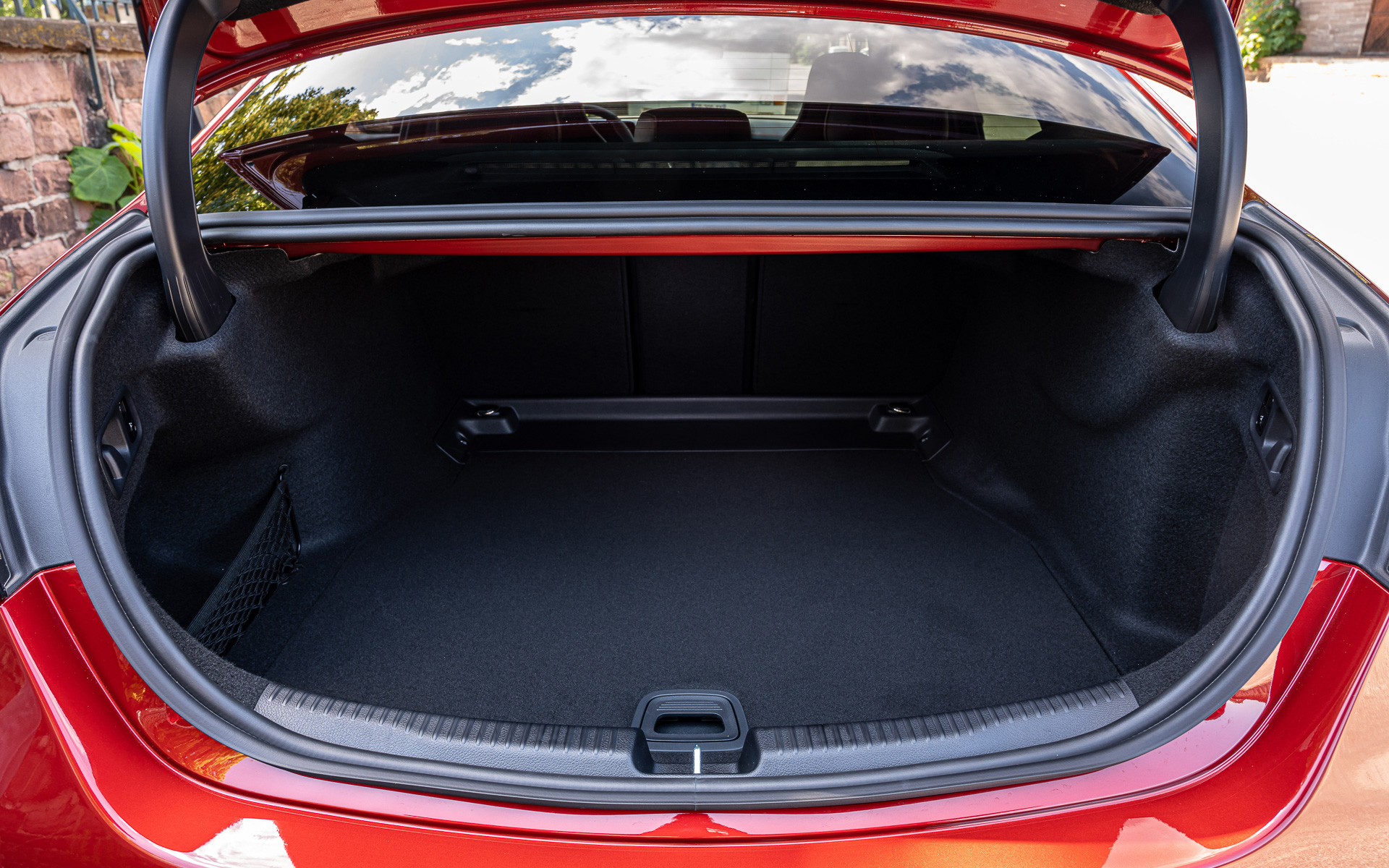 随所に赤い加飾を施してスポーティなイメージに仕上げたインテリア。フラットボトムのAMGパフォーマンスステアリングホイールやアルミ製パドルシフトなどが備わる