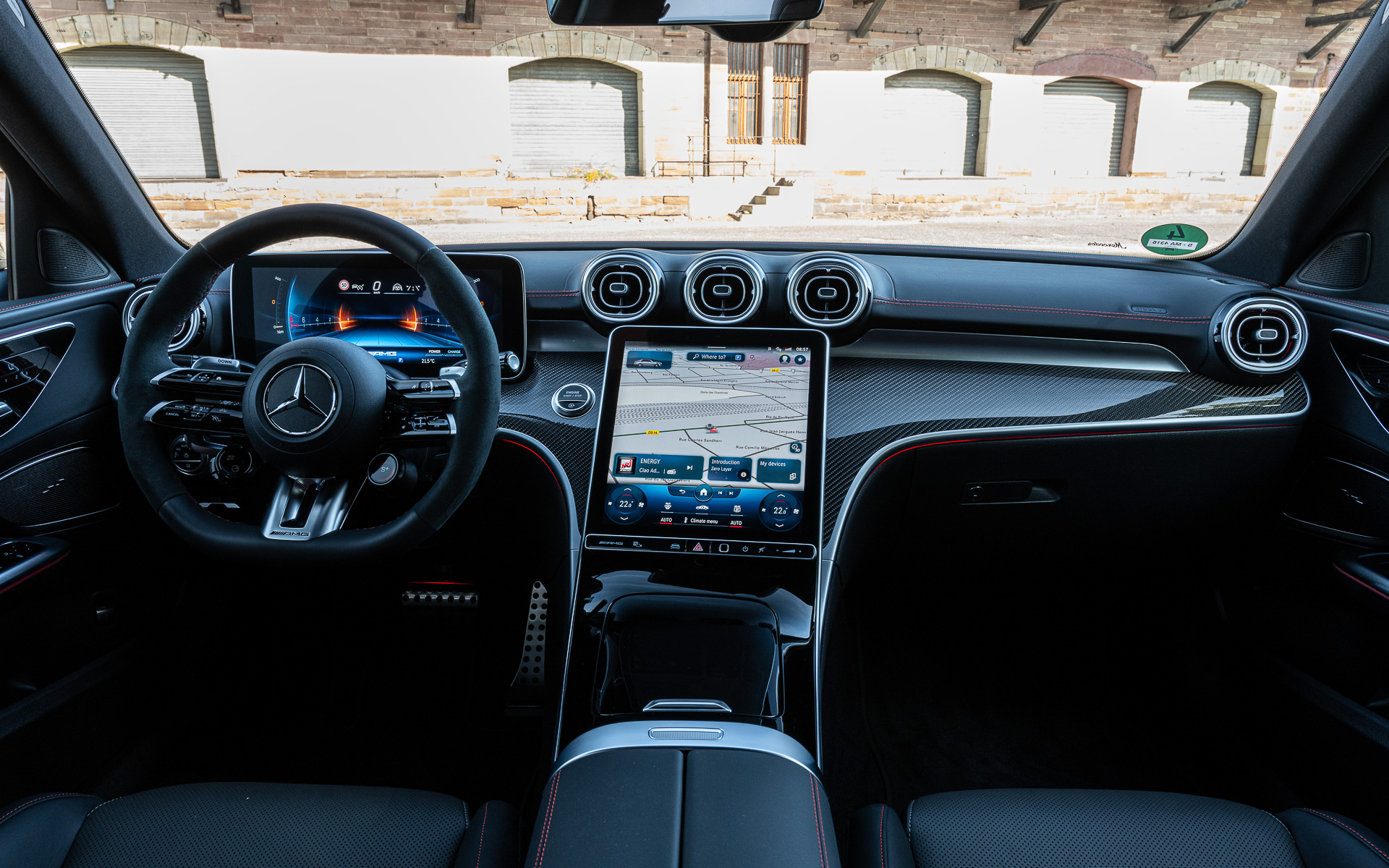 随所に赤い加飾を施してスポーティなイメージに仕上げたインテリア。フラットボトムのAMGパフォーマンスステアリングホイールやアルミ製パドルシフトなどが備わる