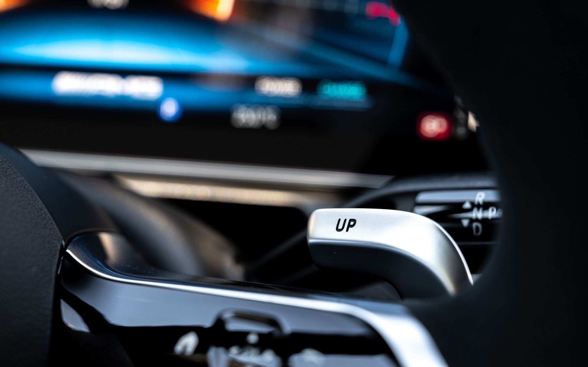 随所に赤い加飾を施してスポーティなイメージに仕上げたインテリア。フラットボトムのAMGパフォーマンスステアリングホイールやアルミ製パドルシフトなどが備わる