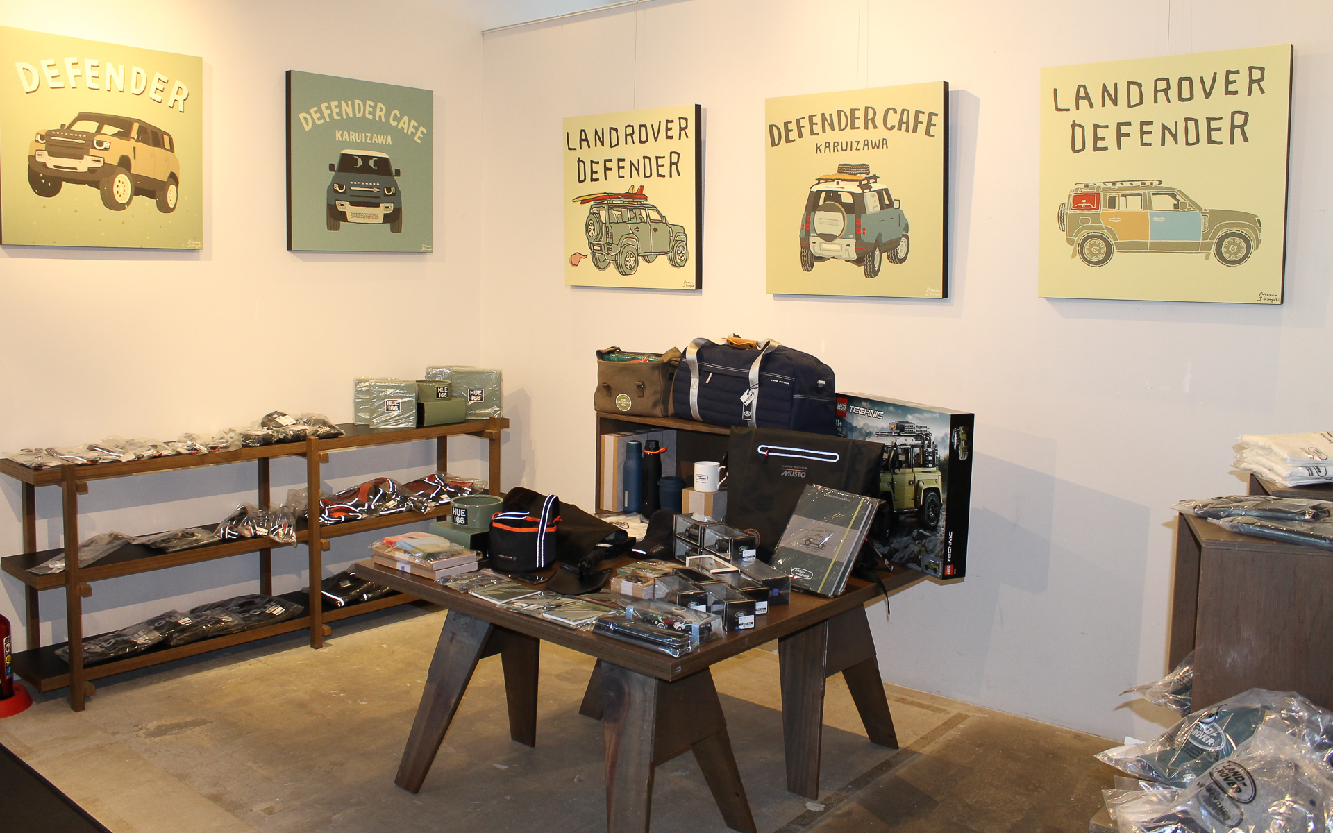「DEFENDER CONCEPT STORE IN KARUIZAWA」では、ランドローバーに関する書籍やオリジナルアイテムの販売が行なわれる
