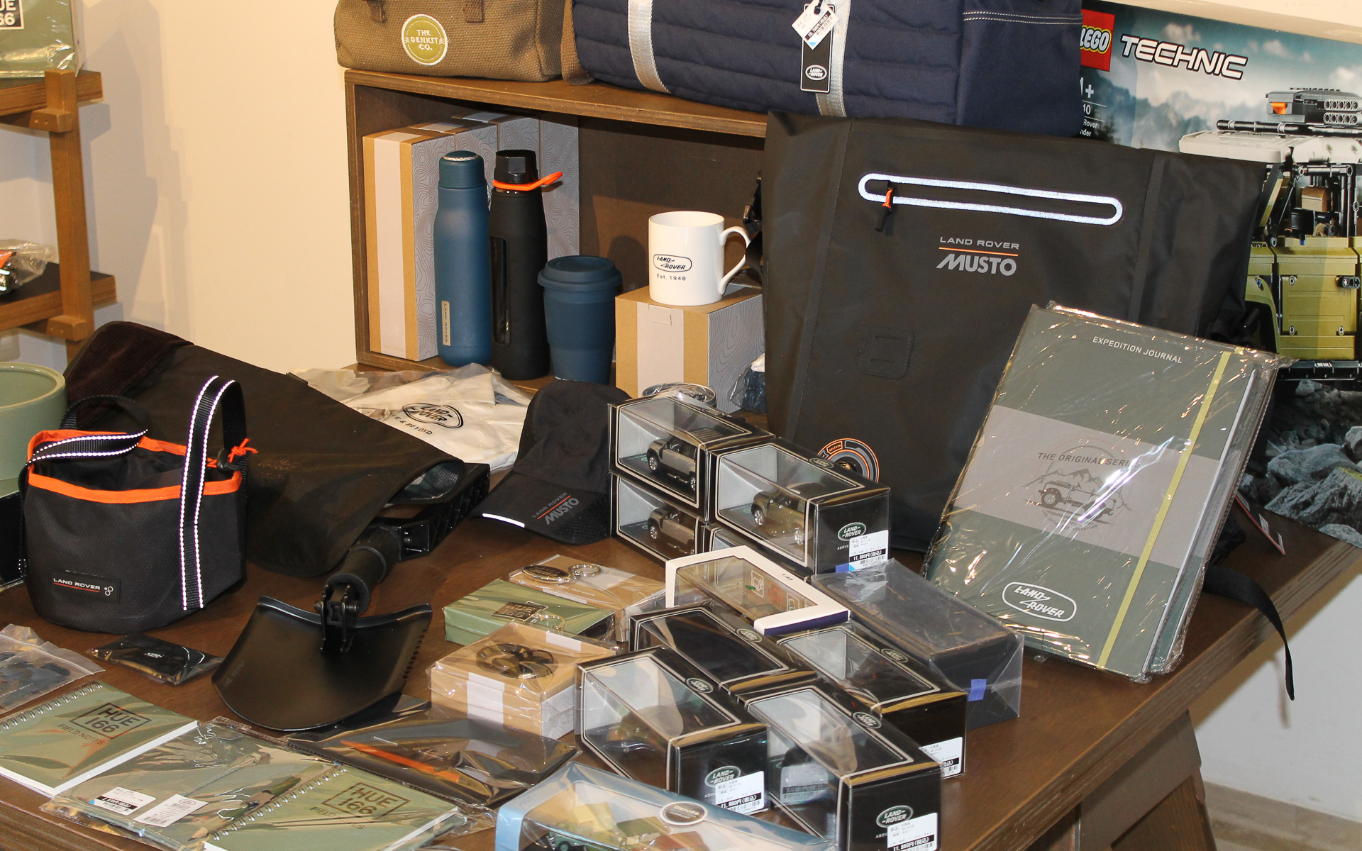 「DEFENDER CONCEPT STORE IN KARUIZAWA」では、ランドローバーに関する書籍やオリジナルアイテムの販売が行なわれる