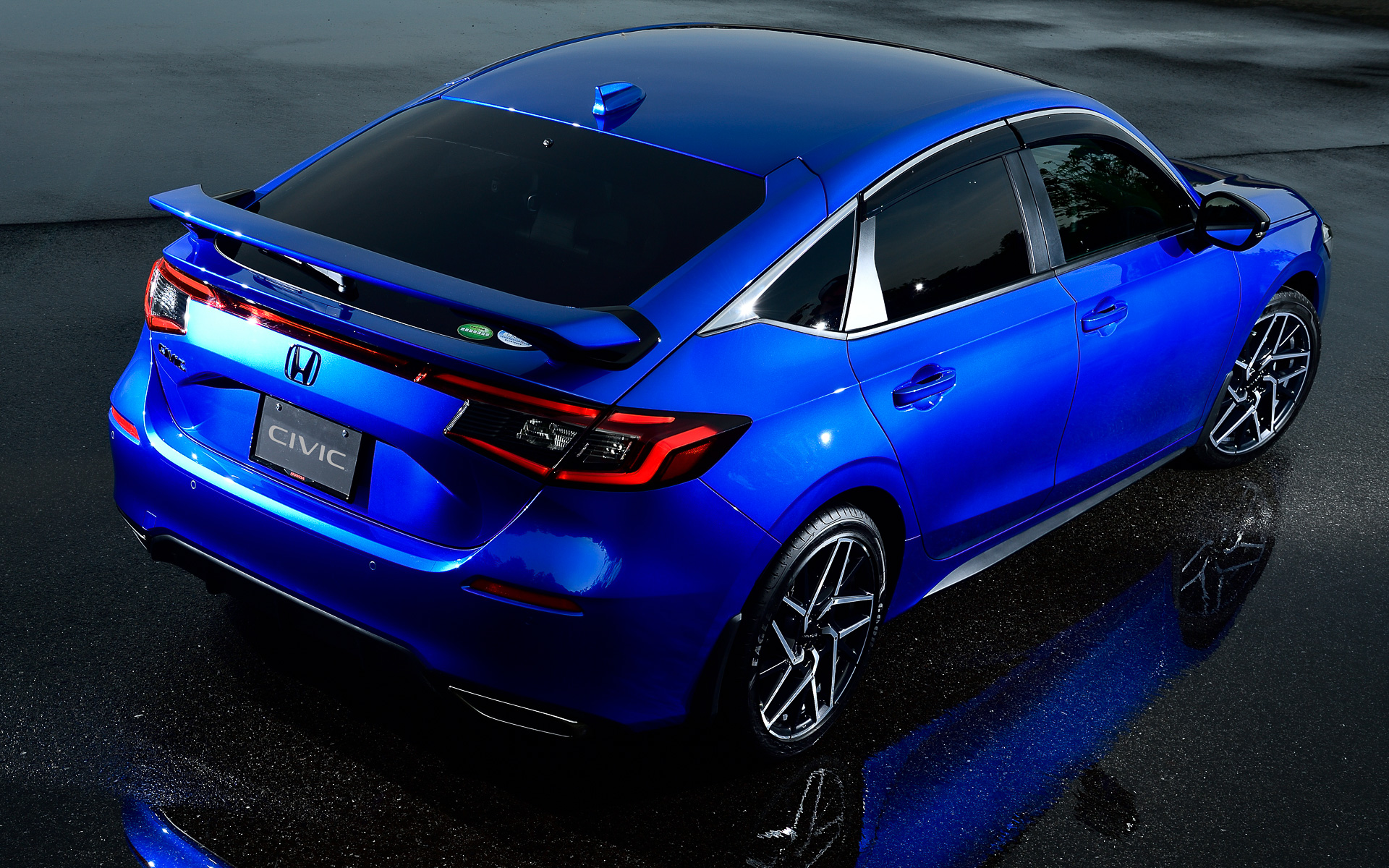 ノーマルの状態よりもスポーティで走りをイメージさせるシルエットを実現