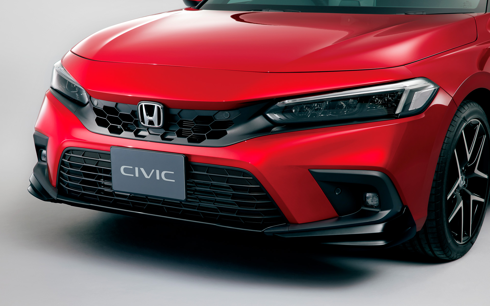 フロントロアスカートは「ボディ同色」と「クリスタルブラック・パール」が選べ、好みに合わせたカラーコーディネイトを楽しめる。価格は4万9500円