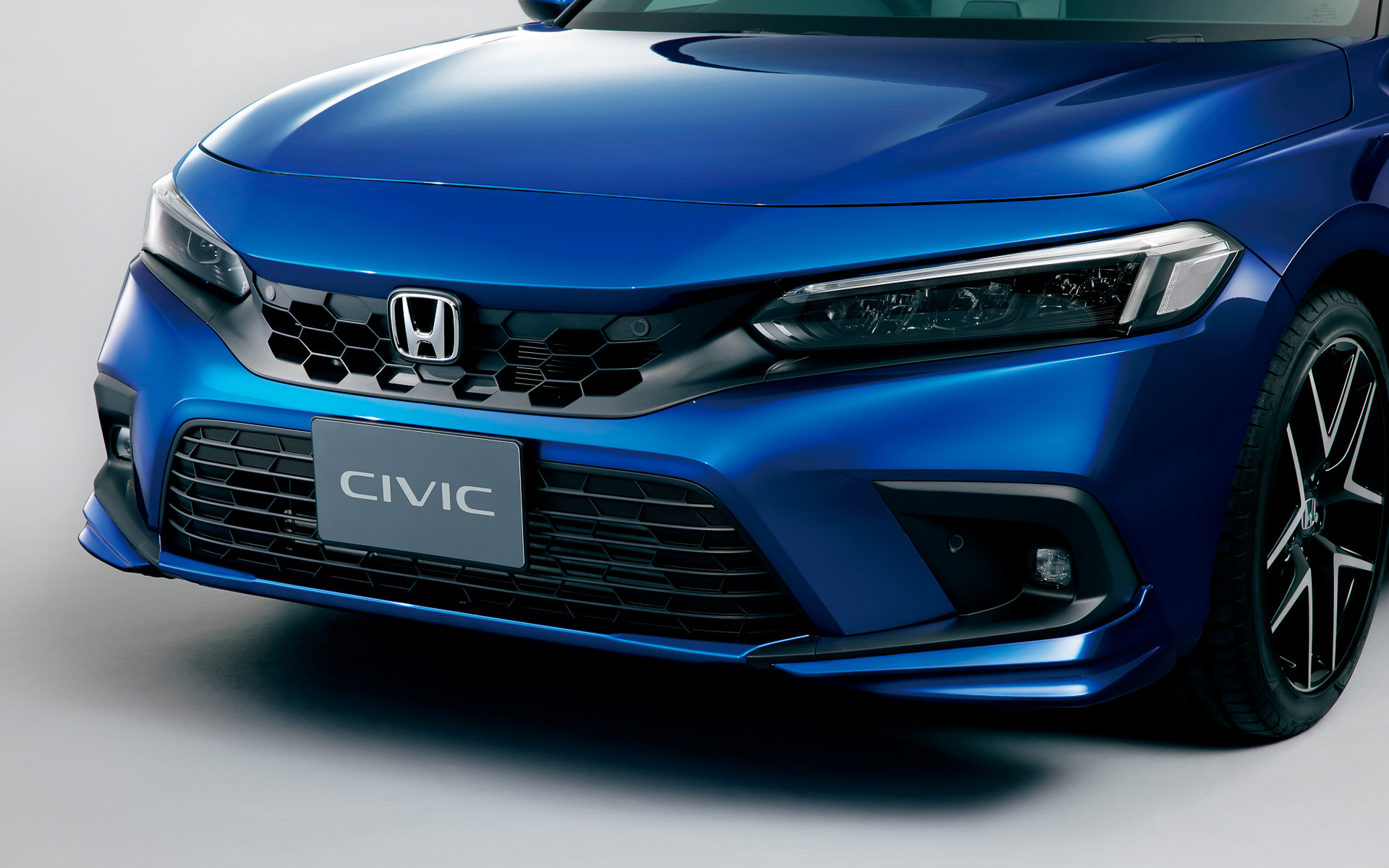 フロントロアスカートは「ボディ同色」と「クリスタルブラック・パール」が選べ、好みに合わせたカラーコーディネイトを楽しめる。価格は4万9500円