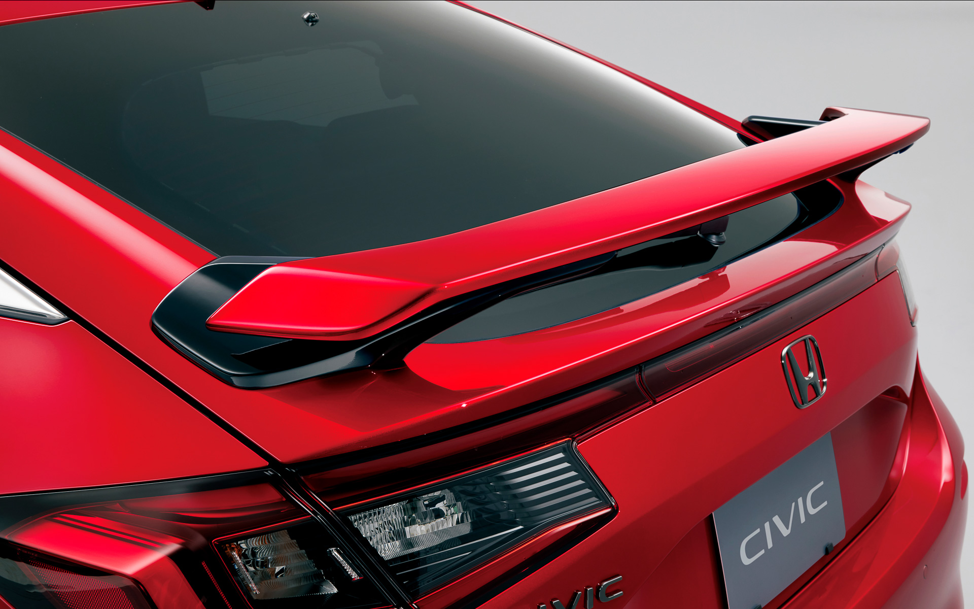 純正アクセサリーで1番人気があるという「テールゲートスポイラー」。ベース部はベルリナブラックで、ウイング部はボディ同色となる。価格は4万4000円