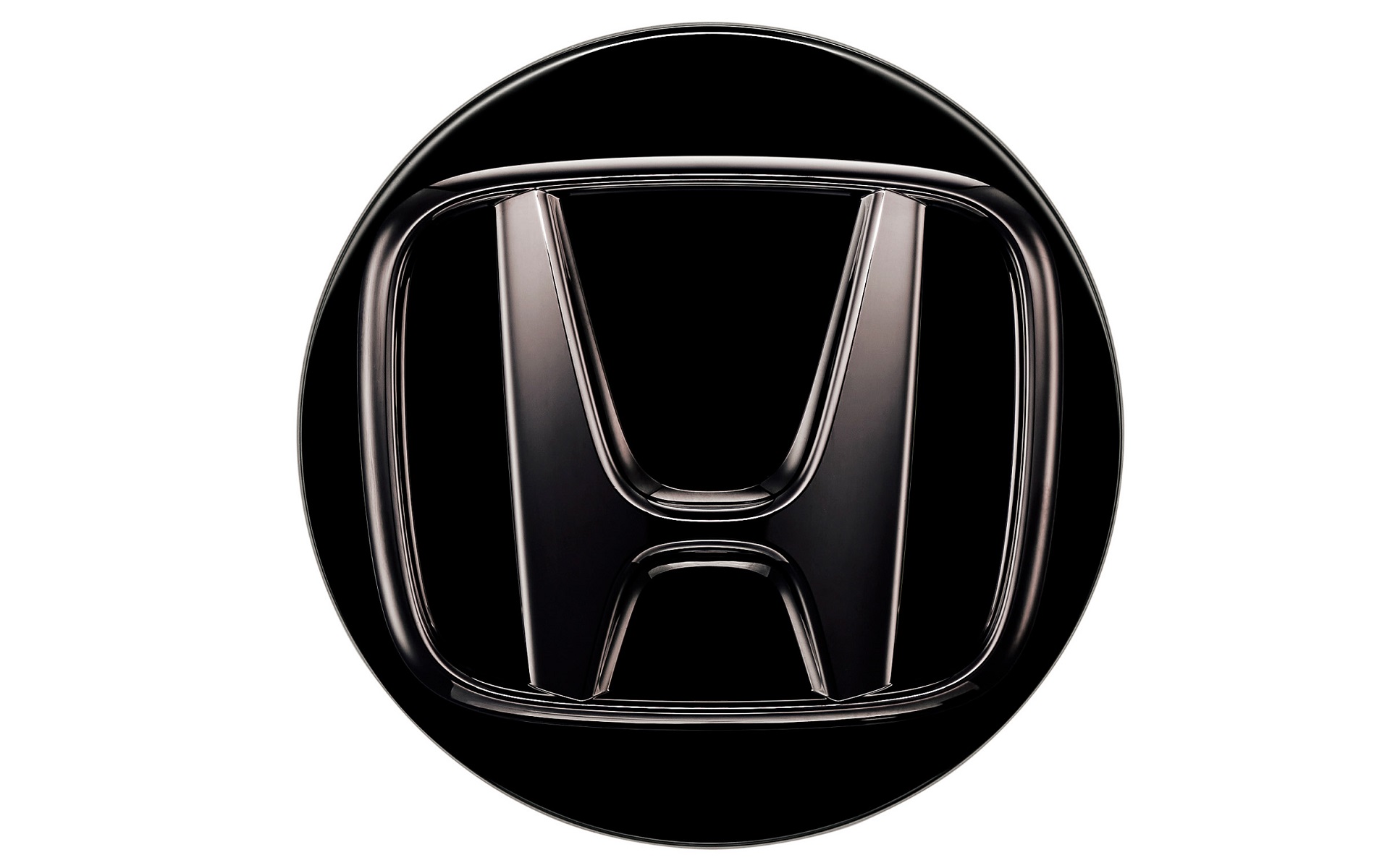 またブラックエンブレムと合わせて装着したいのが、純正ホイールのセンターキャップと交換するだけの「アルミホイールセンターキャップ（ブラックHマーク）」。全体をブラックエンブレムで統一できる。ベース部分はベルリナブラックを採用。価格は1万7600円（4個セット）