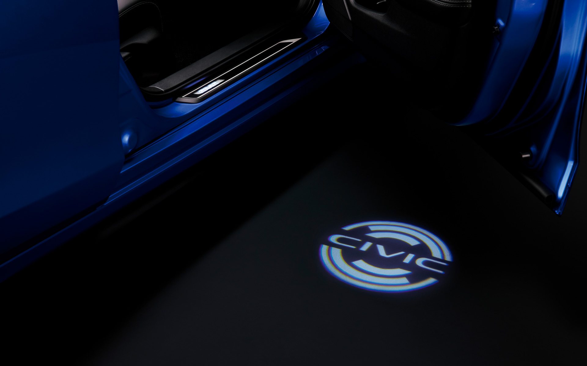 シビックロゴを地面に映し出すパターンプロジェクター（LEDホワイトイルミネーション）は、フロントドア用左右セットでドア開閉と連動し、価格は3万3000円