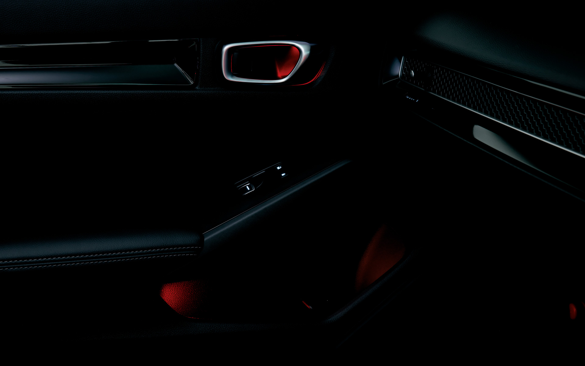 インナードアハンドル＆ドアポケットイルミネーション（レッド）、LEDイルミネーションはエンジンスイッチ連動、フロントドア用左右セット。価格は1万4300円