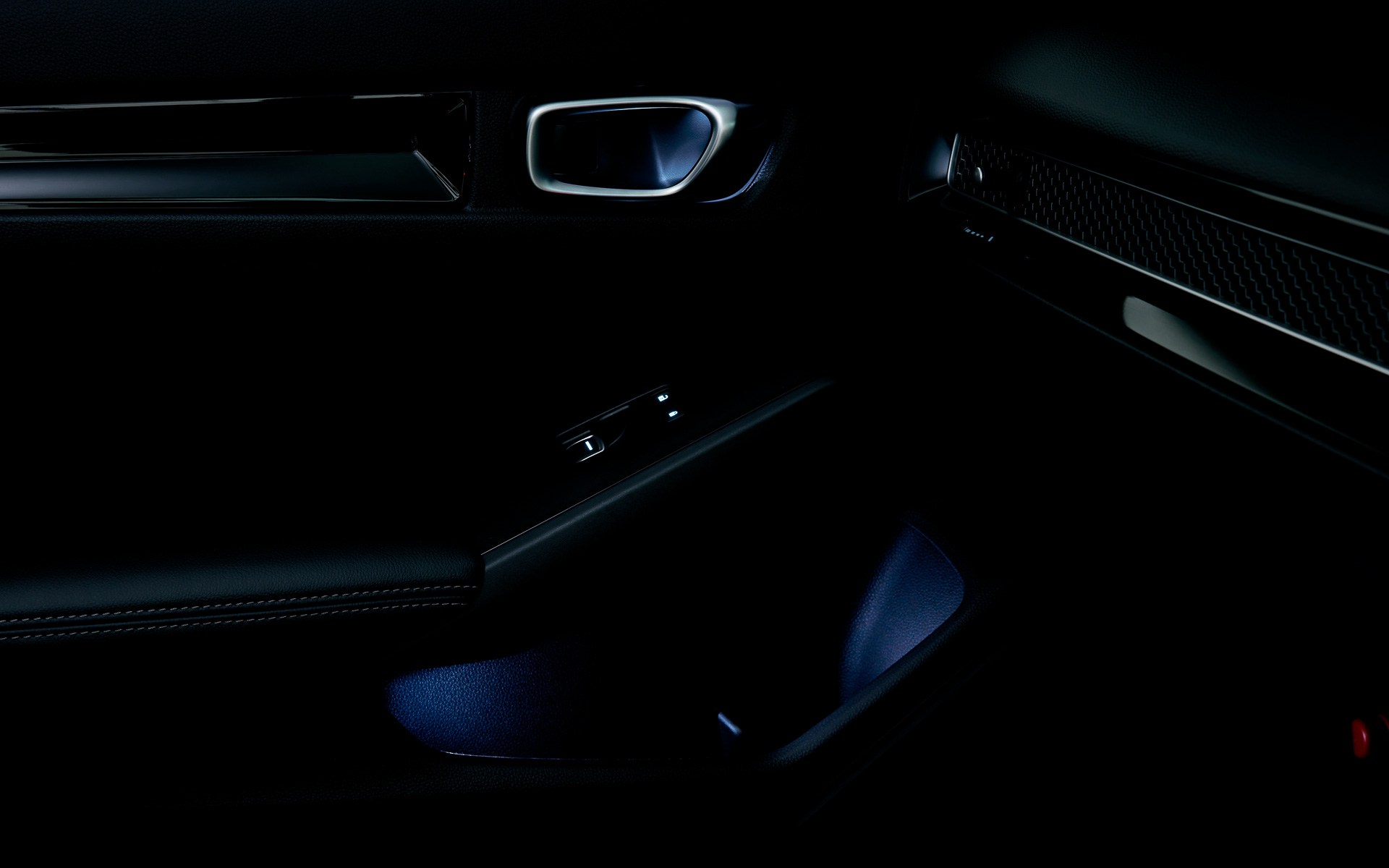 インナードアハンドル＆ドアポケットイルミネーション（ホワイト）、LEDイルミネーションはエンジンスイッチ連動、フロントドア用左右セット。価格は1万4300円