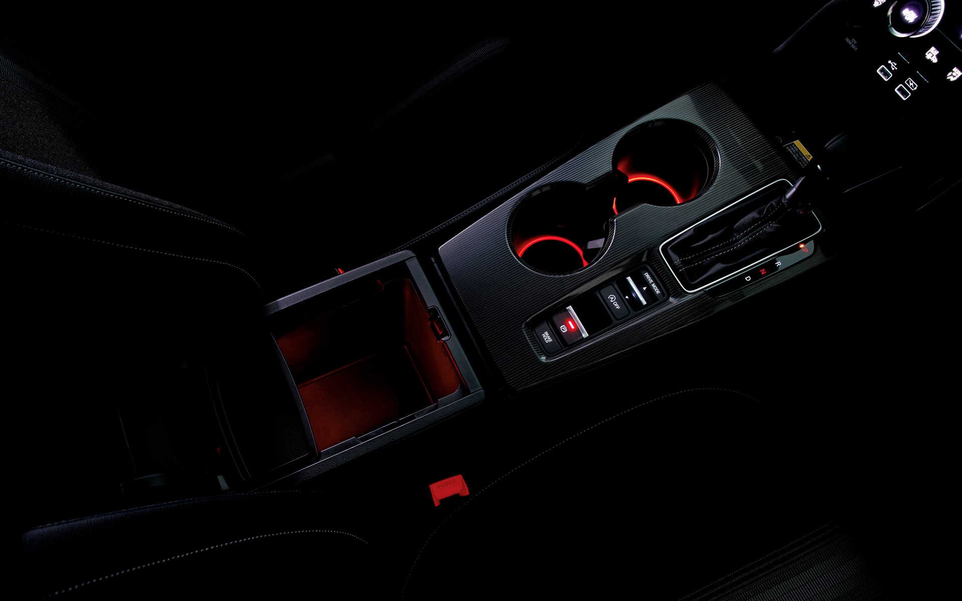 センターコンソールボックス＆ドリンクホルダーイルミネーション（レッド）、LEDイルミネーションはスモールランプ連動。価格は2万2000円