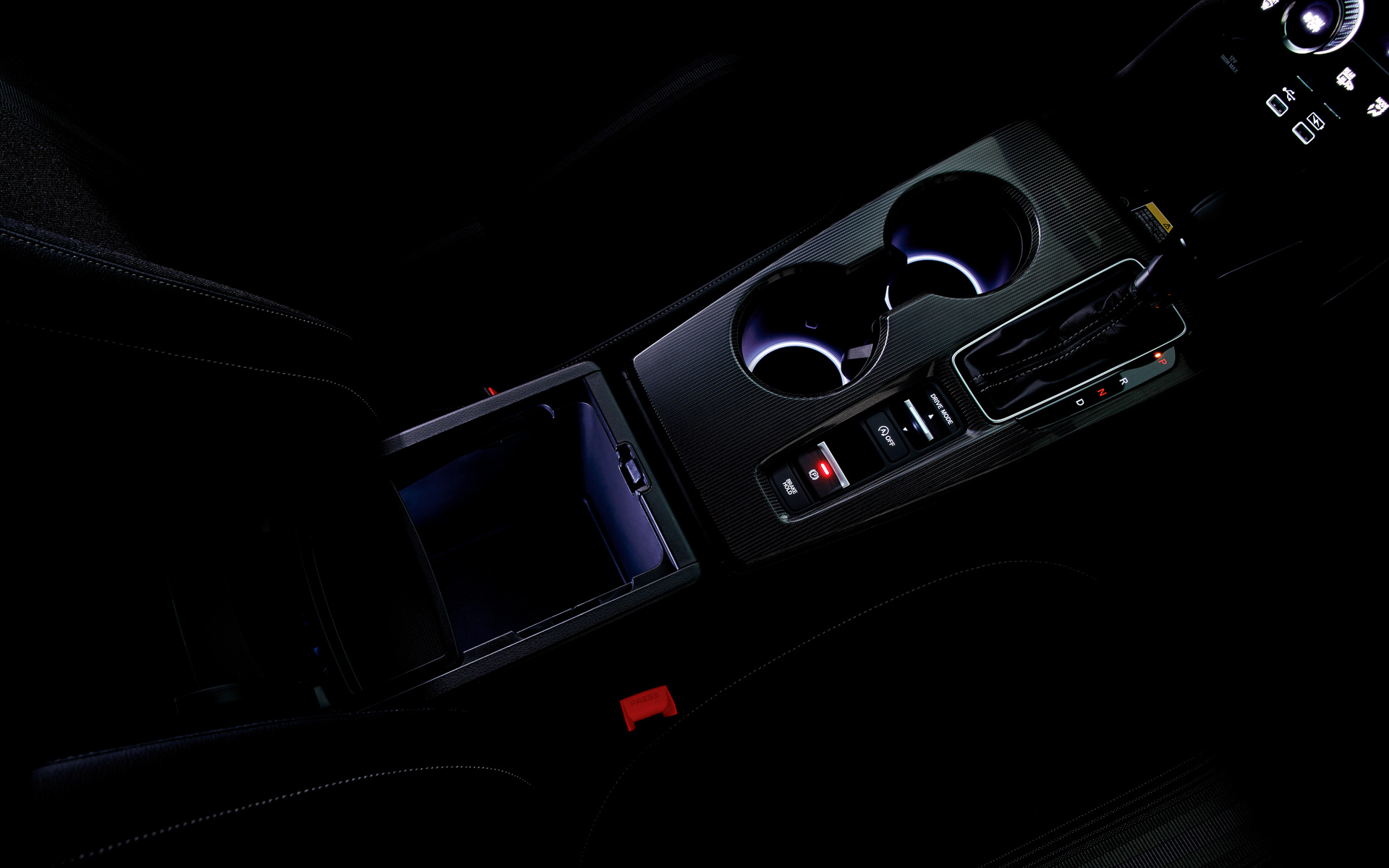 センターコンソールボックス＆ドリンクホルダーイルミネーション（ホワイト）、LEDイルミネーションはスモールランプ連動。価格は2万2000円