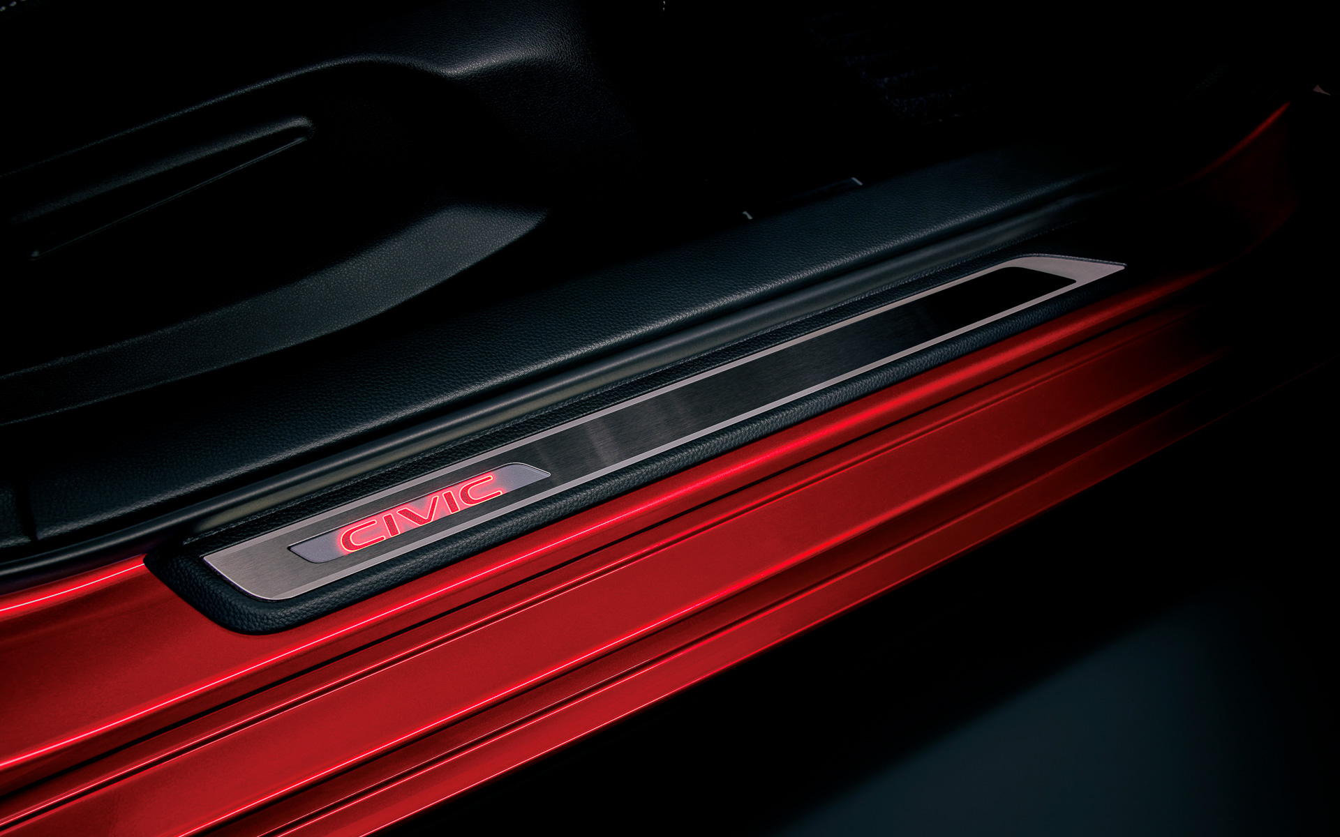 サイドステップガーニッシュ（レッド）、フロント部LEDイルミネーションはドア開閉連動＆シビックロゴ付き。ステンレス製でフロント・リア用4枚セット。価格は3万800円