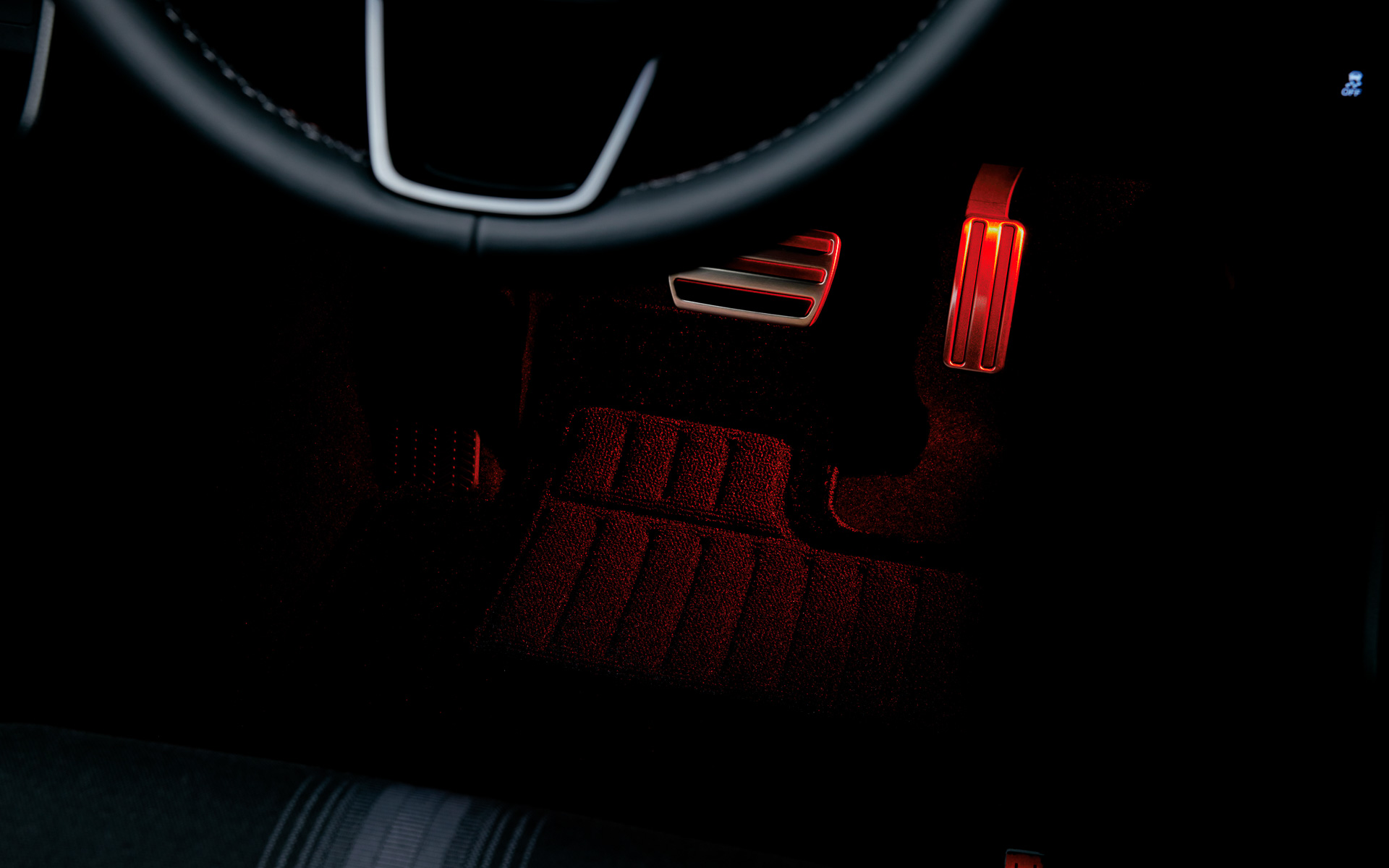 フットライト＆シートアンダーライト（レッド）。LEDイルミネーションはドア開閉・スモールランプ連動。フロント用セット。価格は1万7600円