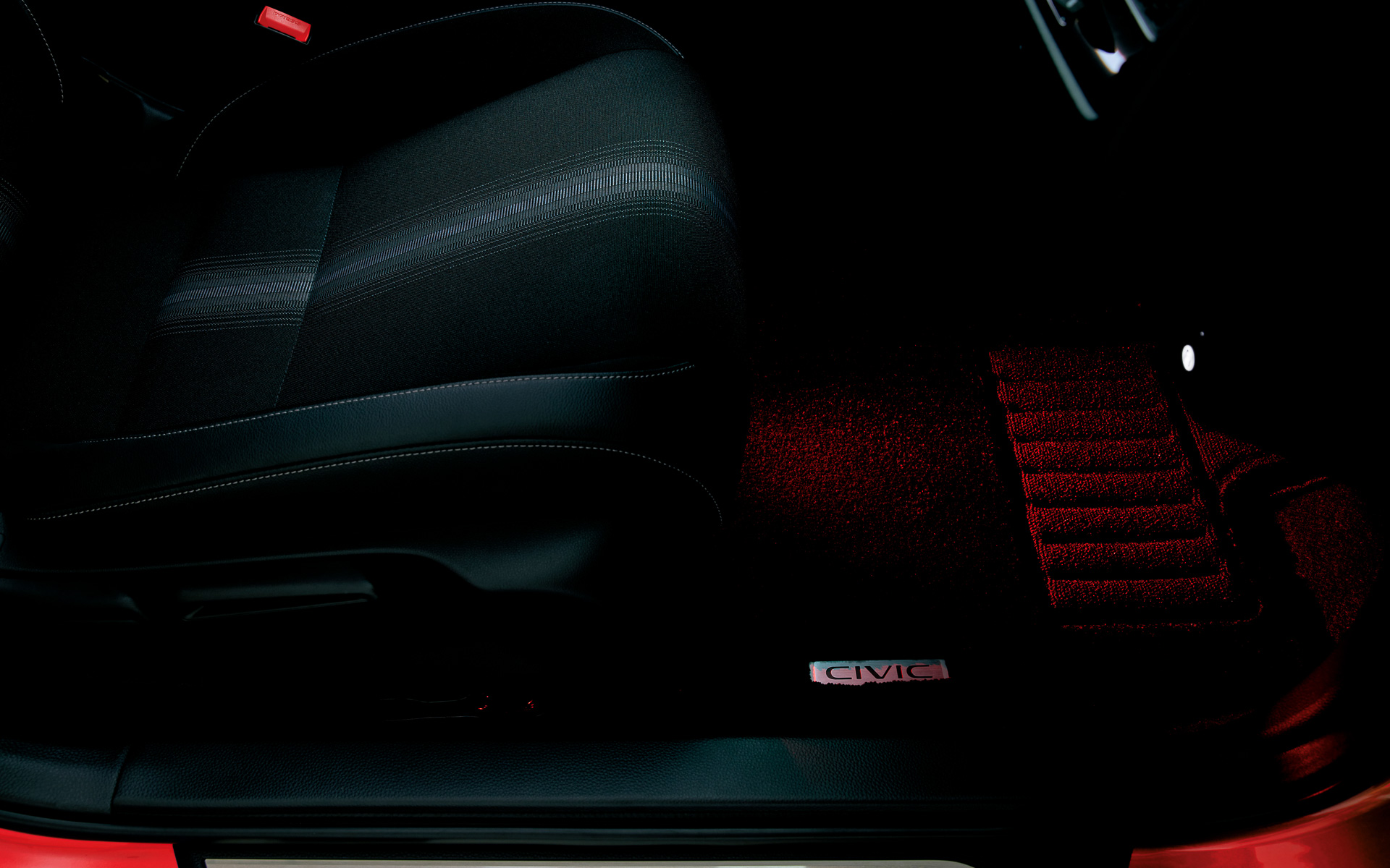 フットライト＆シートアンダーライト（レッド）。LEDイルミネーションはドア開閉・スモールランプ連動。フロント用セット。価格は1万7600円