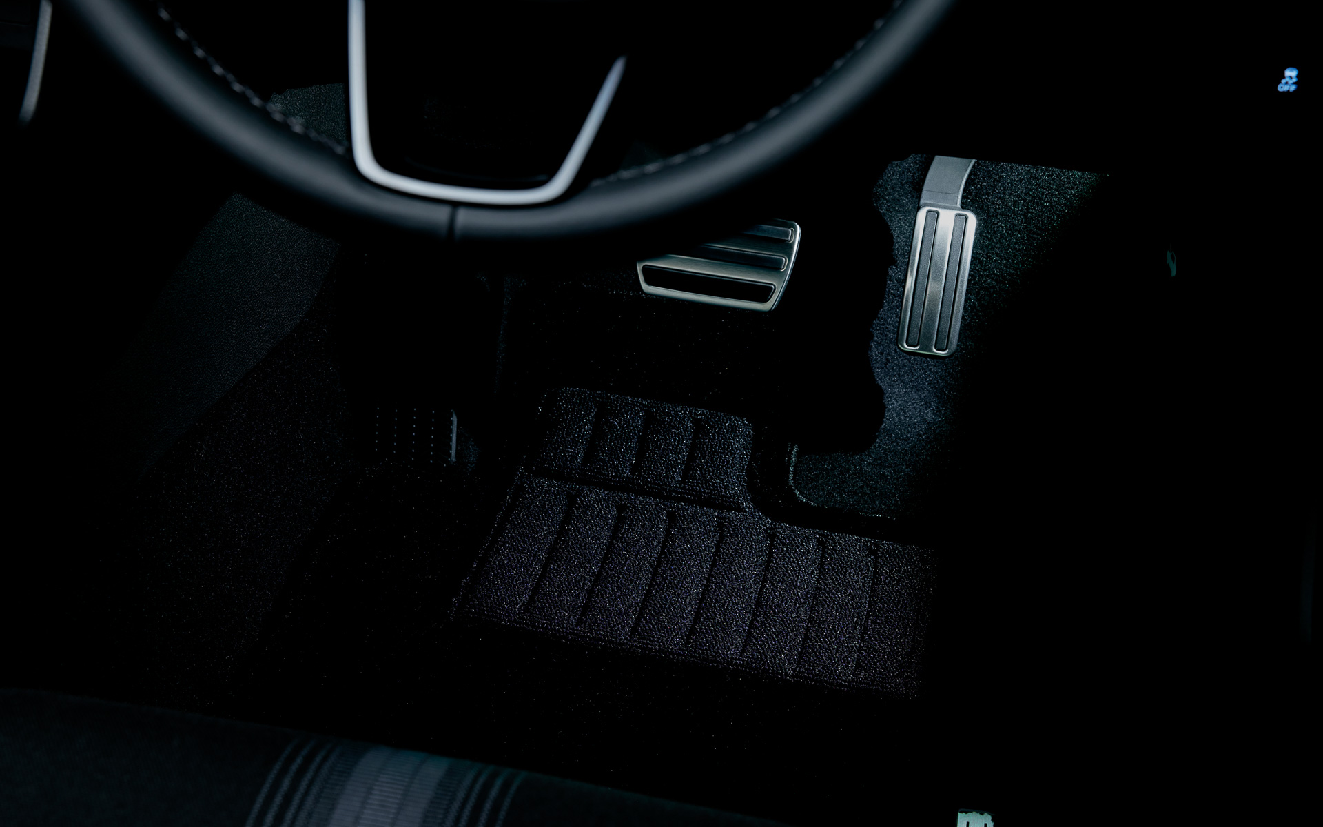 フットライト＆シートアンダーライト（ホワイト）。LEDイルミネーションはドア開閉・スモールランプ連動。フロント用セット。価格は1万7600円